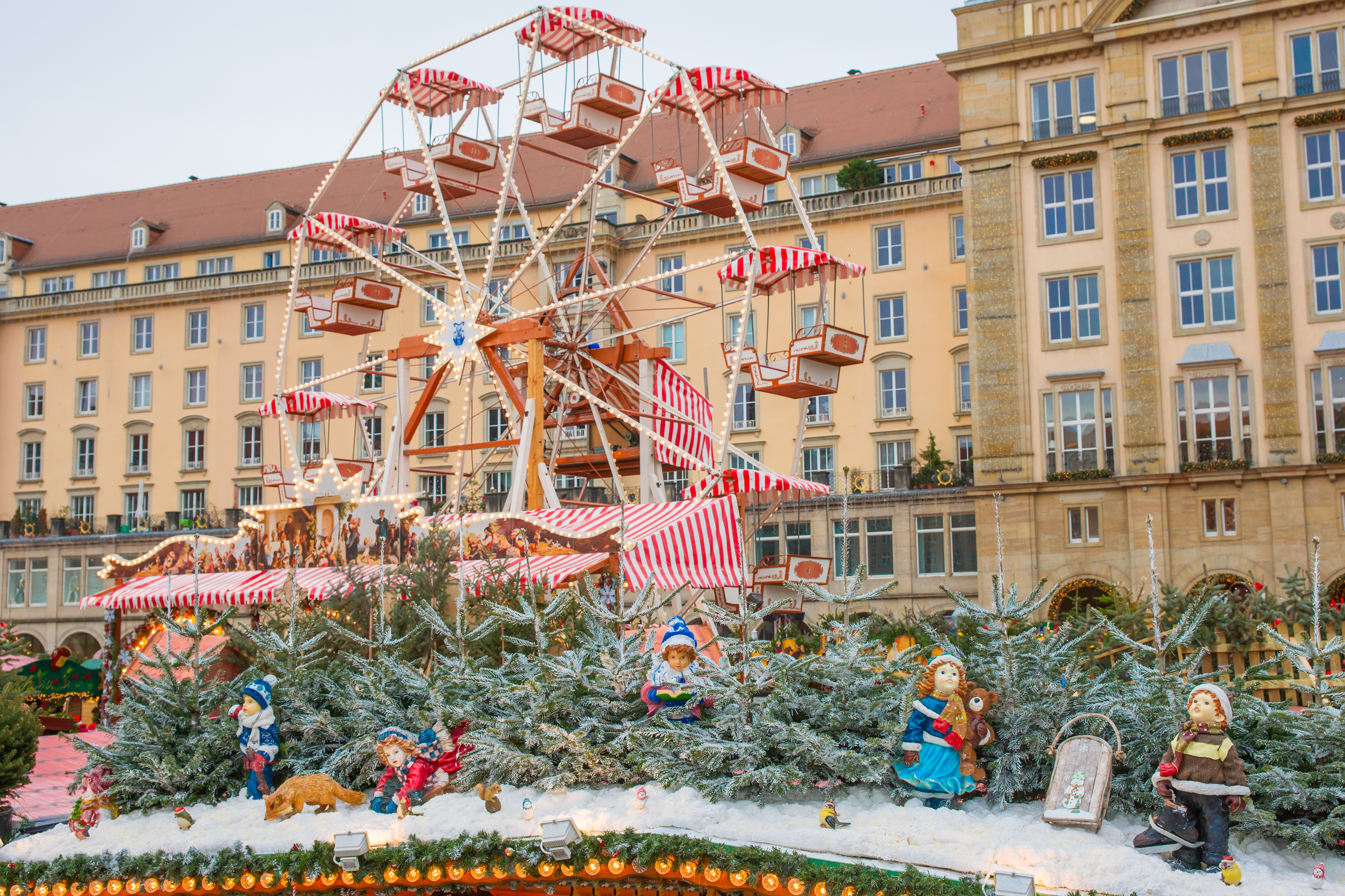 Charmerende julemarked med karrusel og festlige juleboder i det historiske Dresden Tyskland
