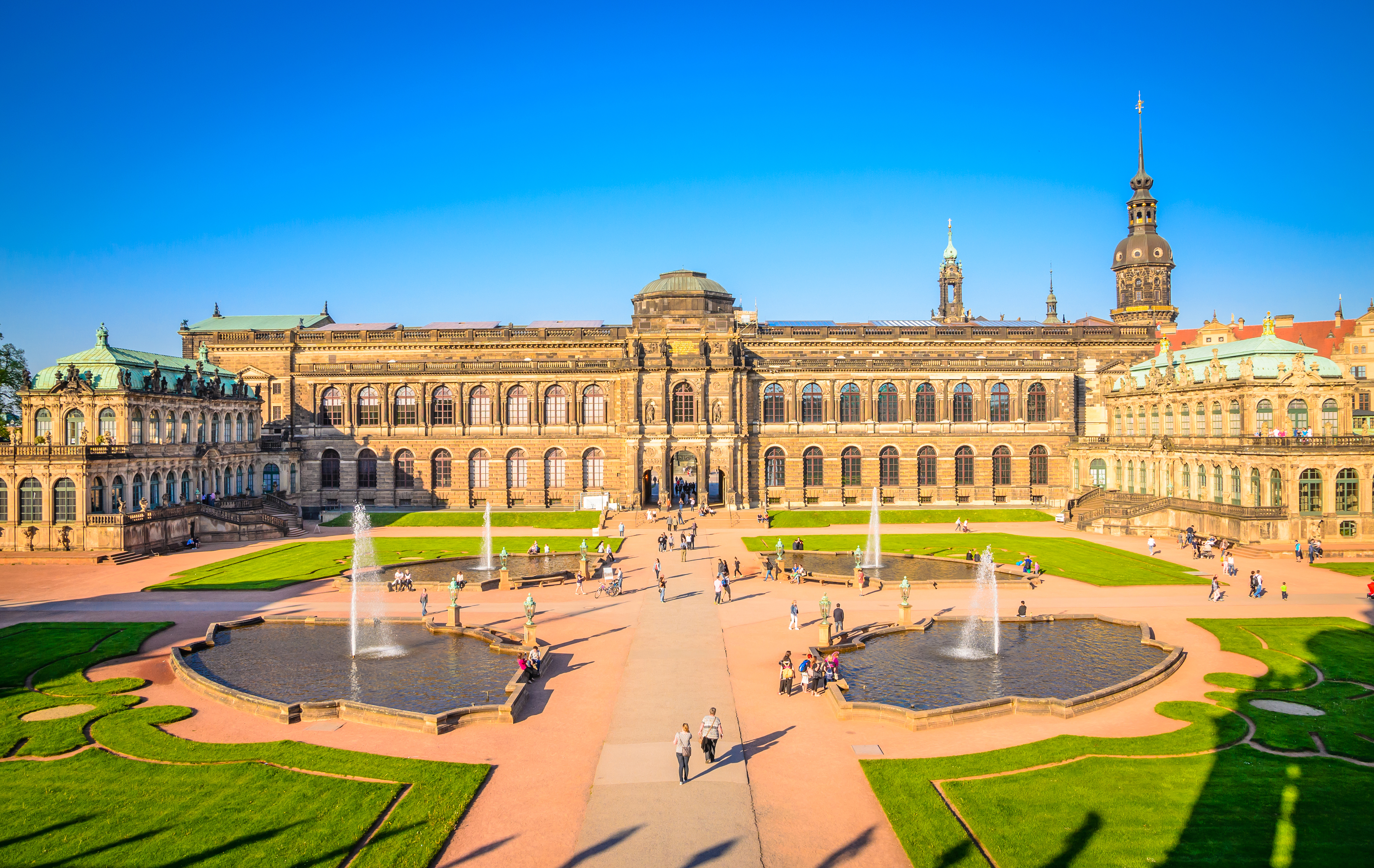 Det ikoniske Zwinger-slot i Dresden med dets fantastiske barokarkitektur, symmetriske gårdhave og kunstfærdige fontæner - en arkitektonisk juvel i Sachsen, Tyskland
