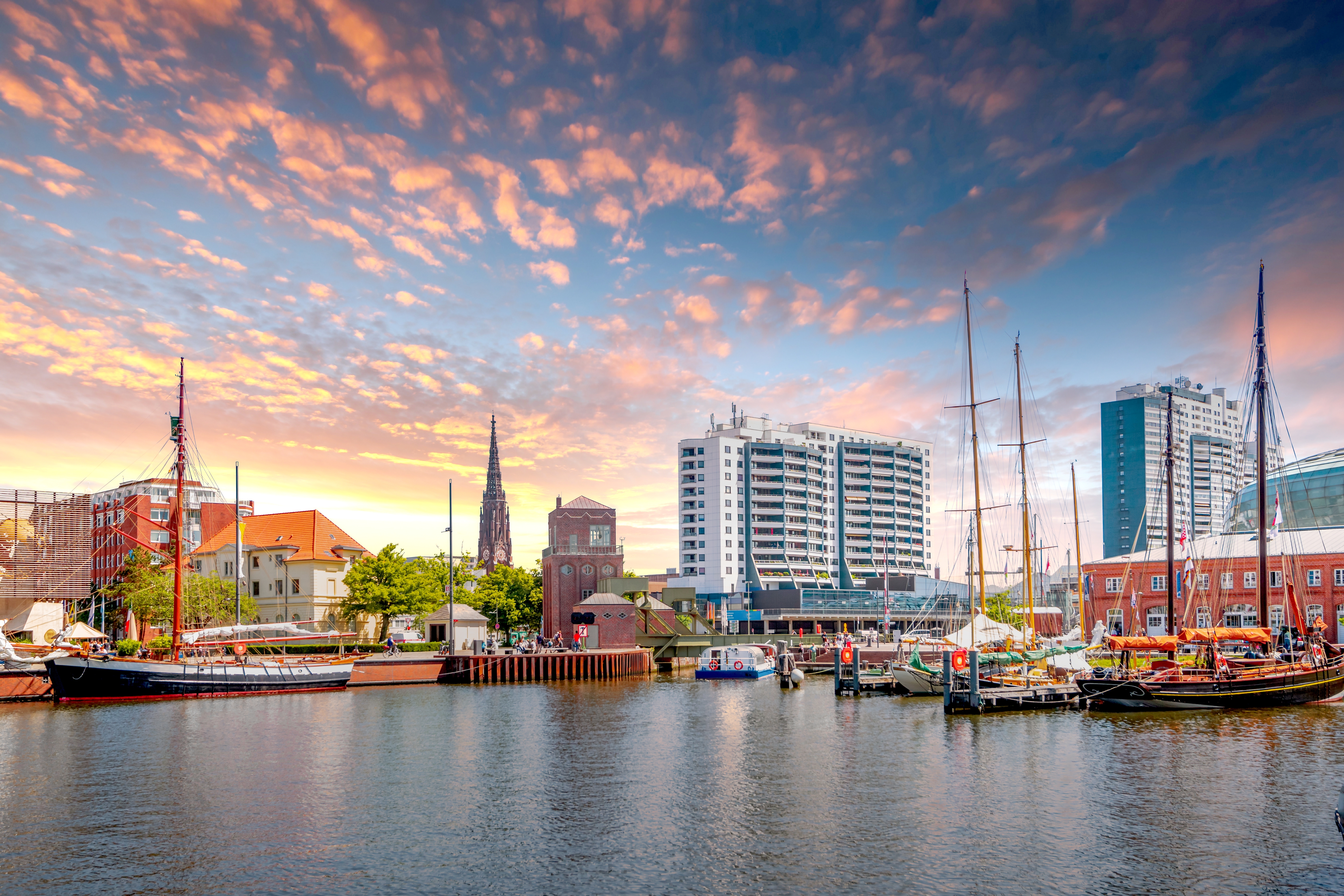 Bremerhaven havn med historiske sejlbåde og byens skyline