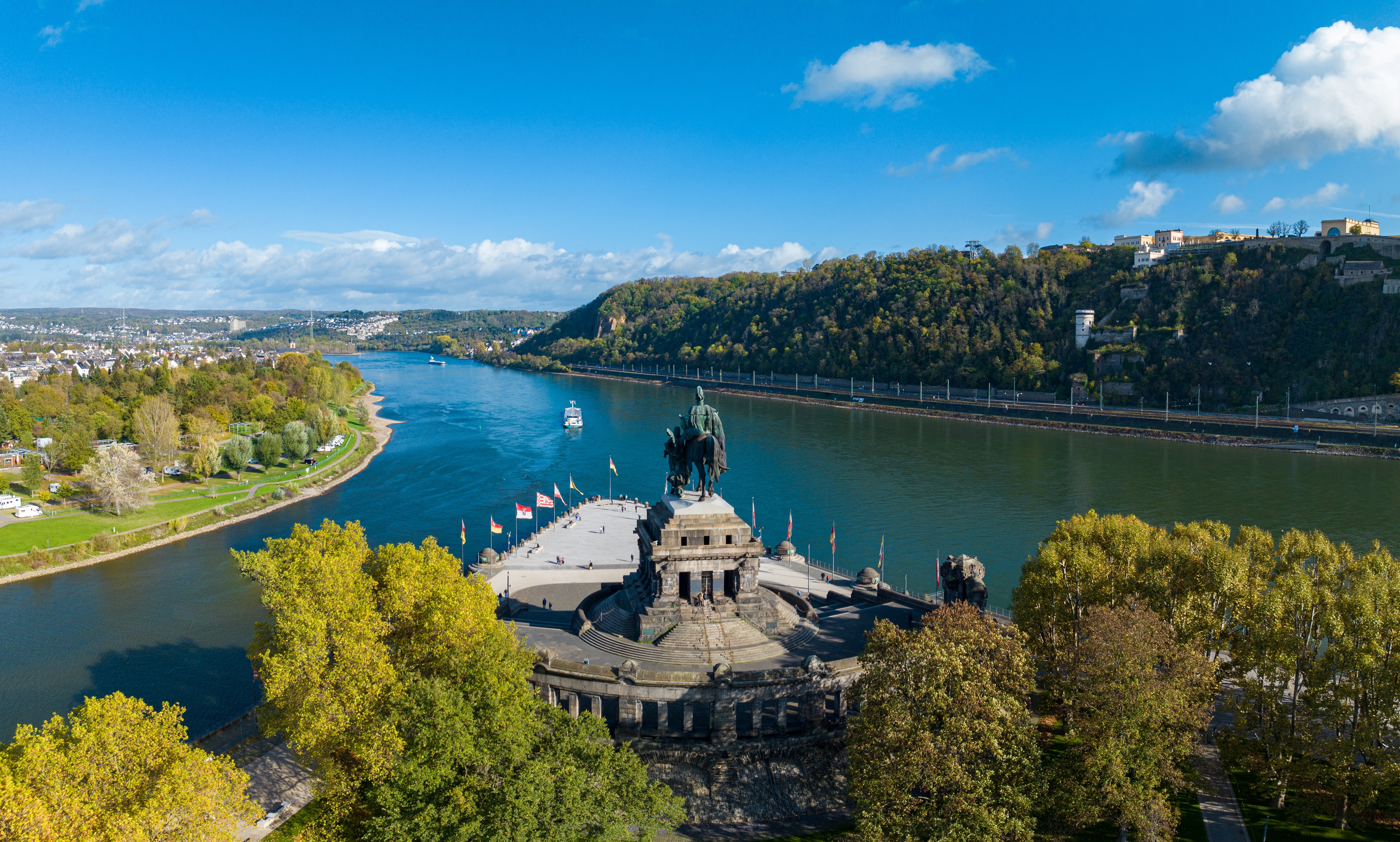 Historisk Deutsches Eck monument ved flodsammenløbet i Koblenz Tyskland med panoramaudsigt
