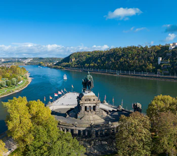 Historisk Deutsches Eck monument ved flodsammenløbet i Koblenz Tyskland med panoramaudsigt