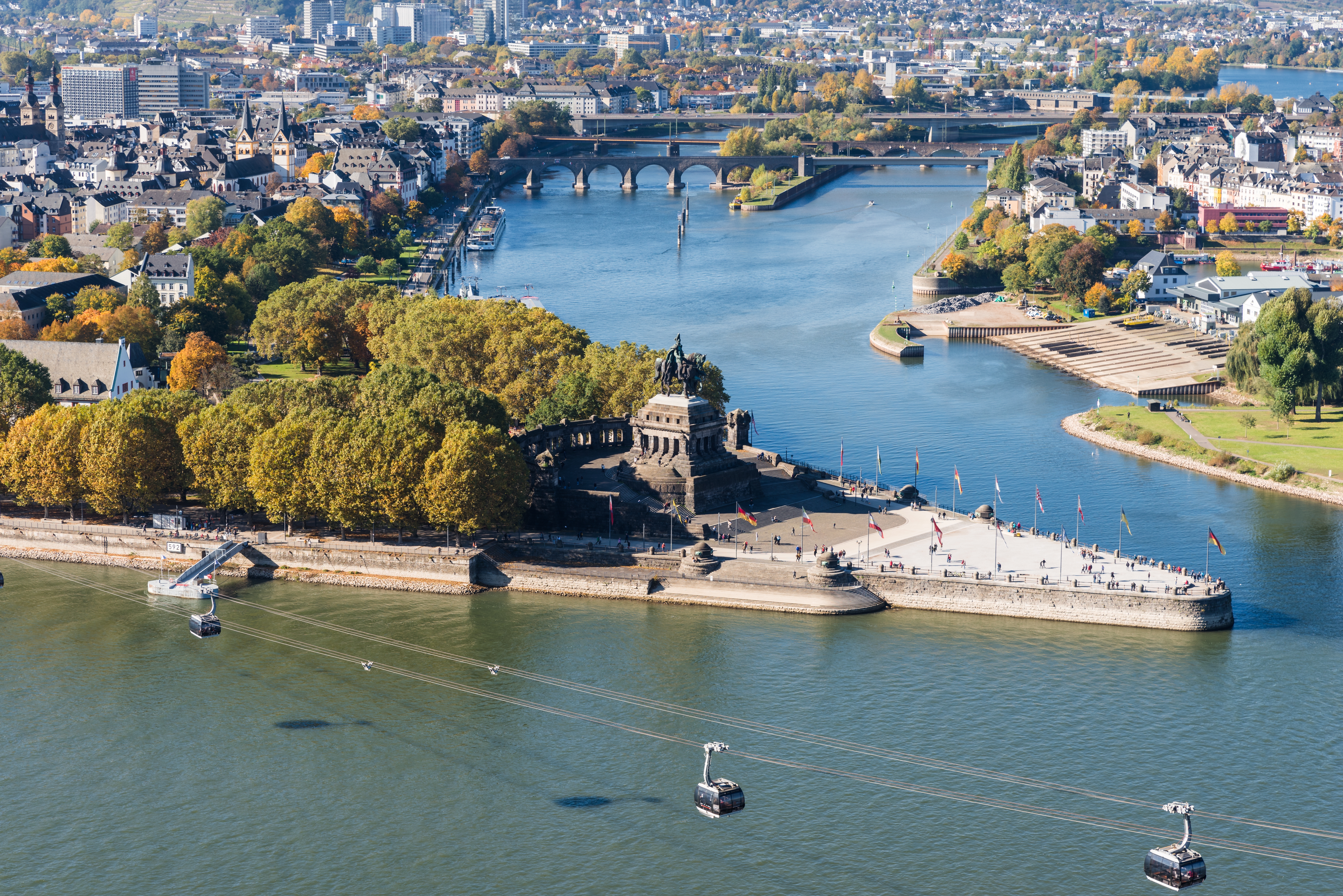 Flot udsigt over Koblenz med det berømte punkt hvor Rhinen og Mosel mødes i Tyskland