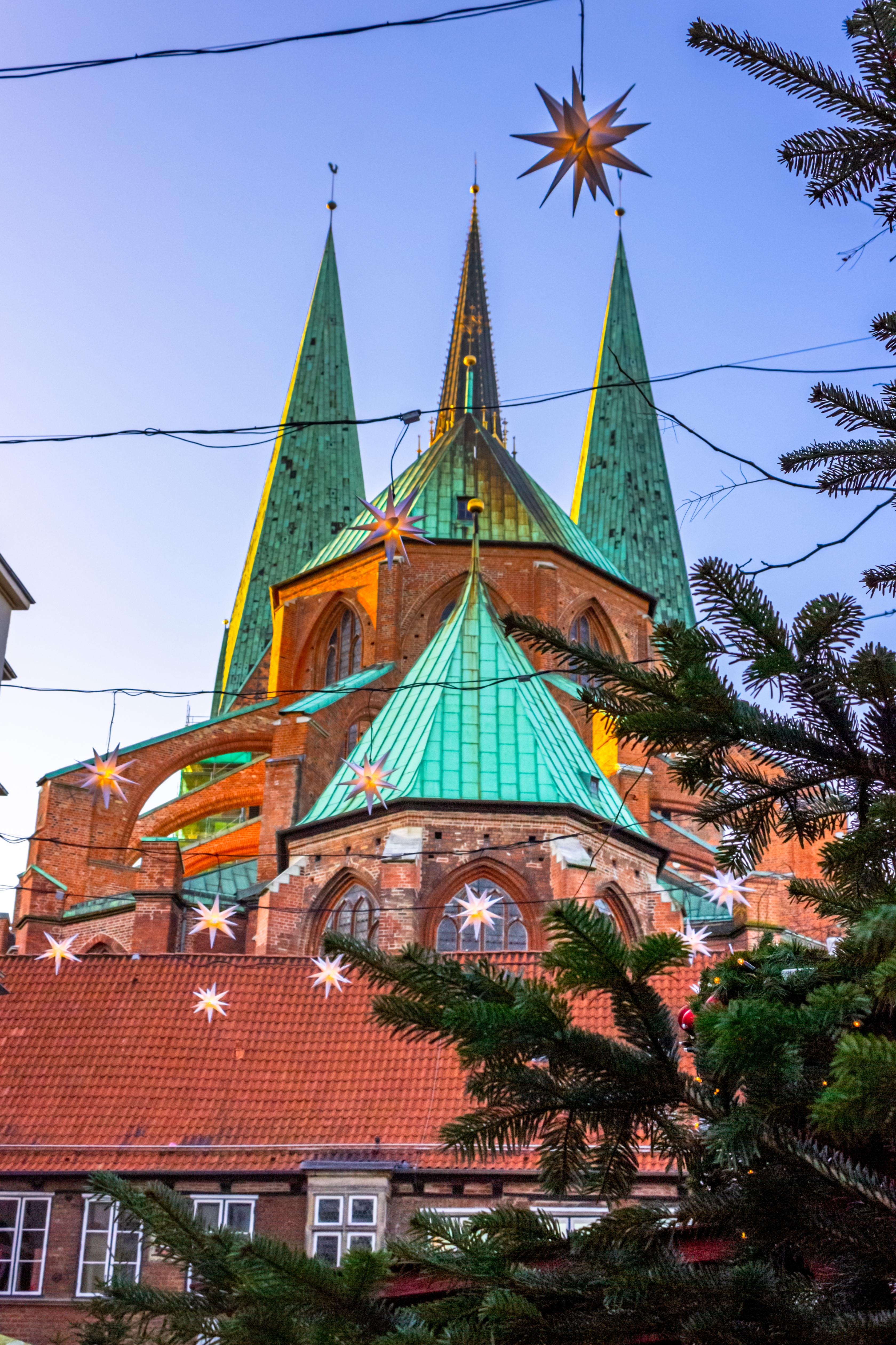 Lübecks smukke domkirke med julestjerner og aftenstemning i Tyskland