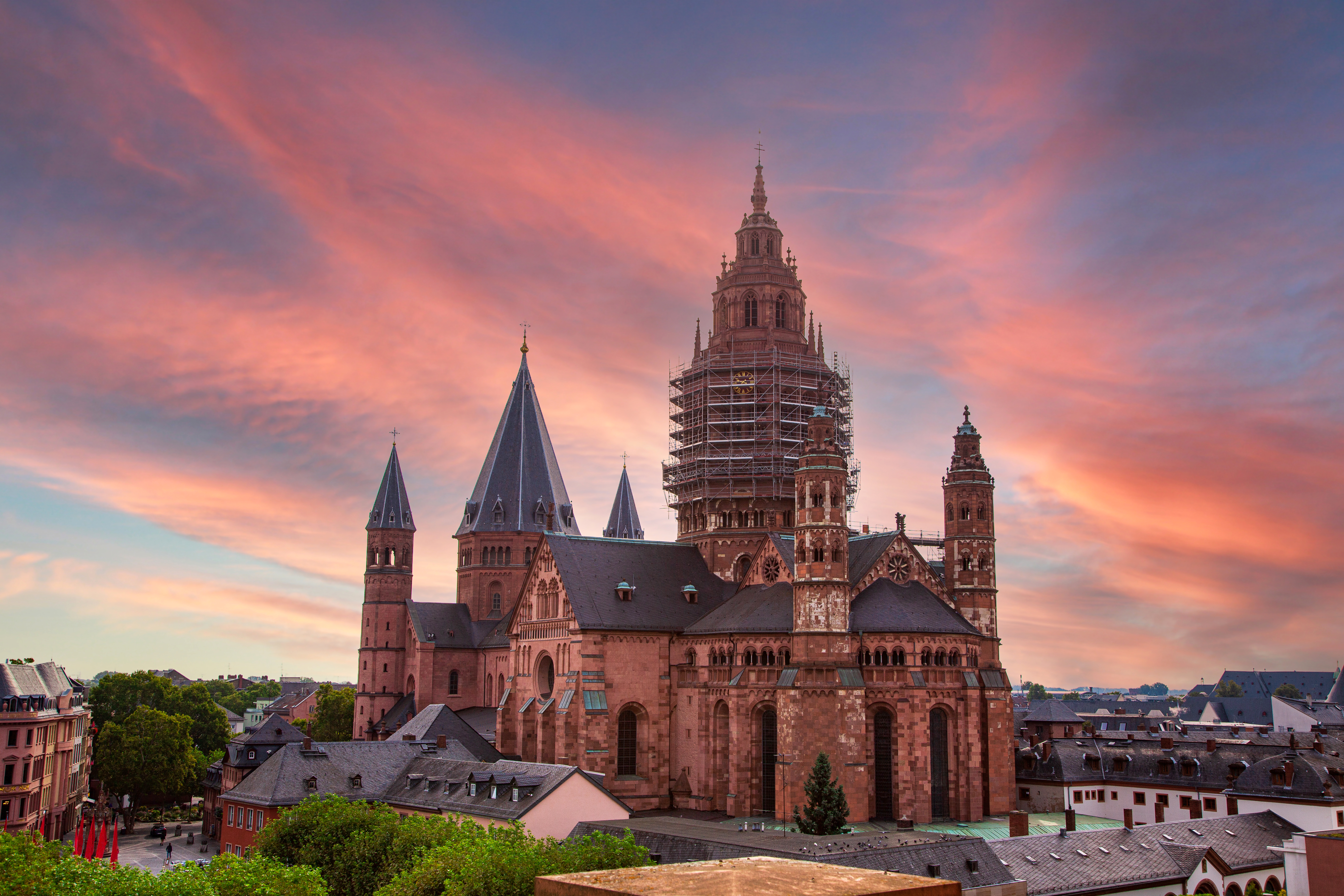 Tysk middelalderlig domkirke i Mainz med roed sandsten fasade