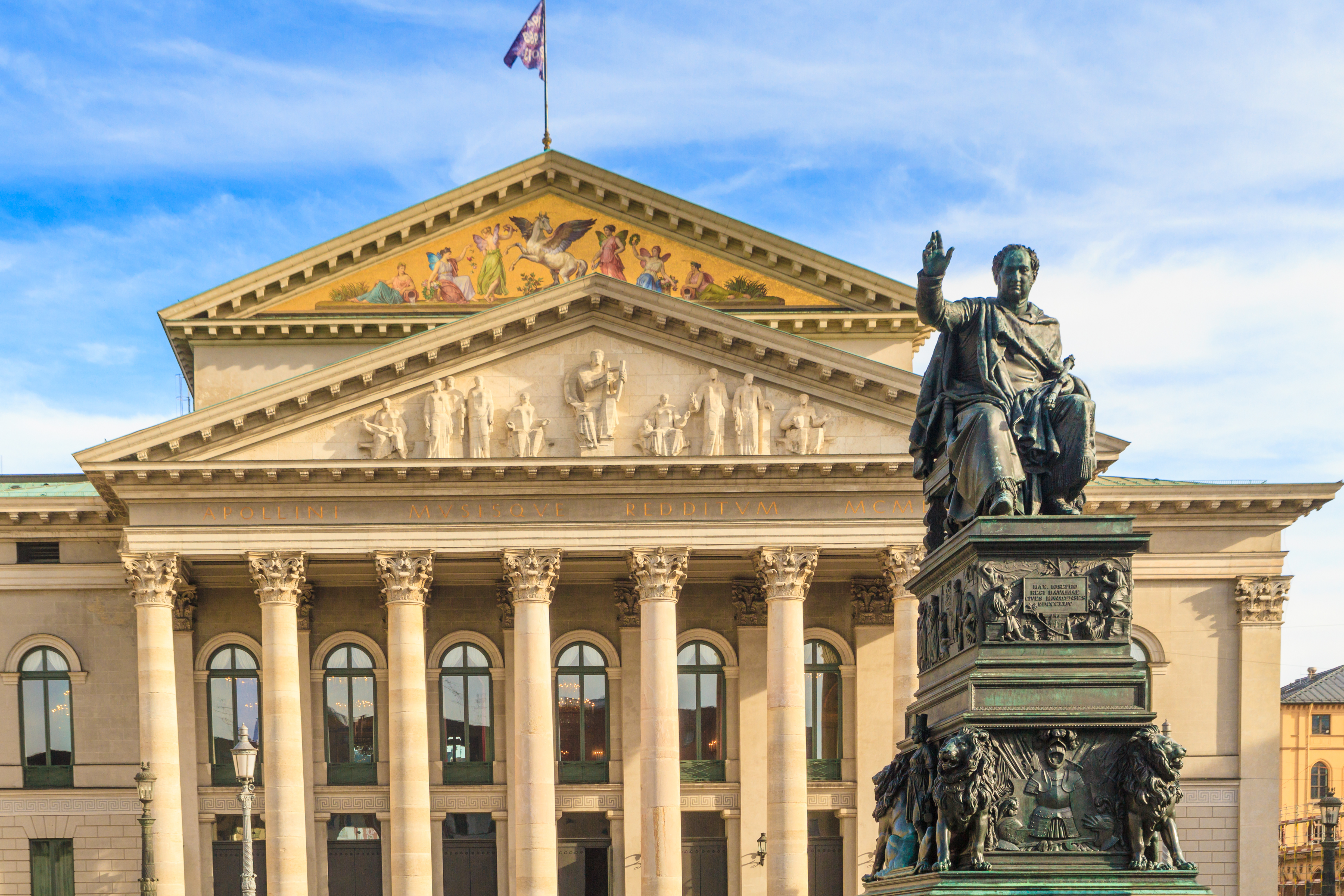 Kongelig operahus i München med neoklassisk facade og historisk statue i Bayern