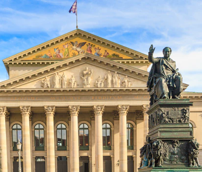 Kongelig operahus i München med neoklassisk facade og historisk statue i Bayern