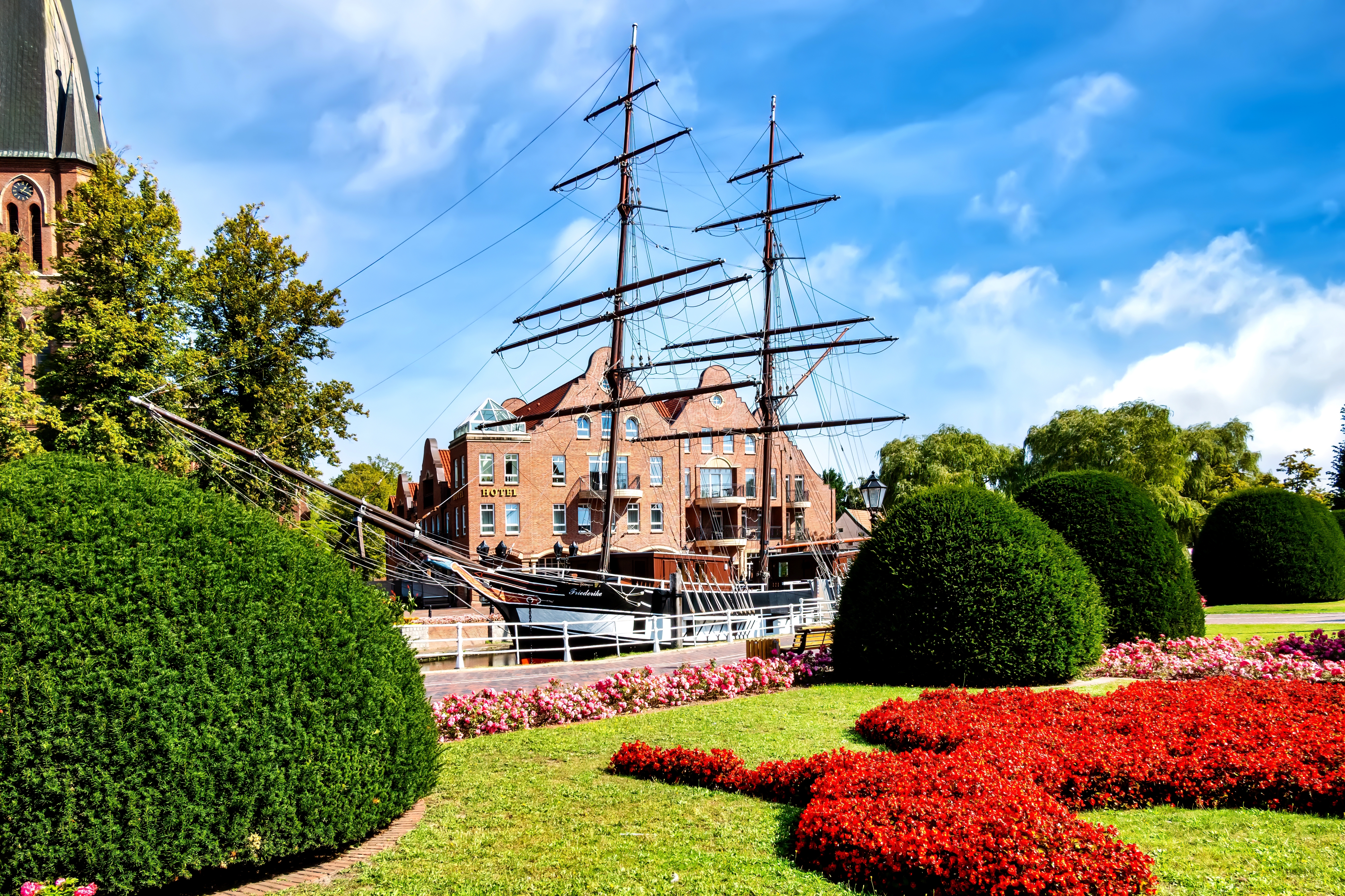 Sejlskib turistattraktion i Papenburg Tyskland med blomsterhave