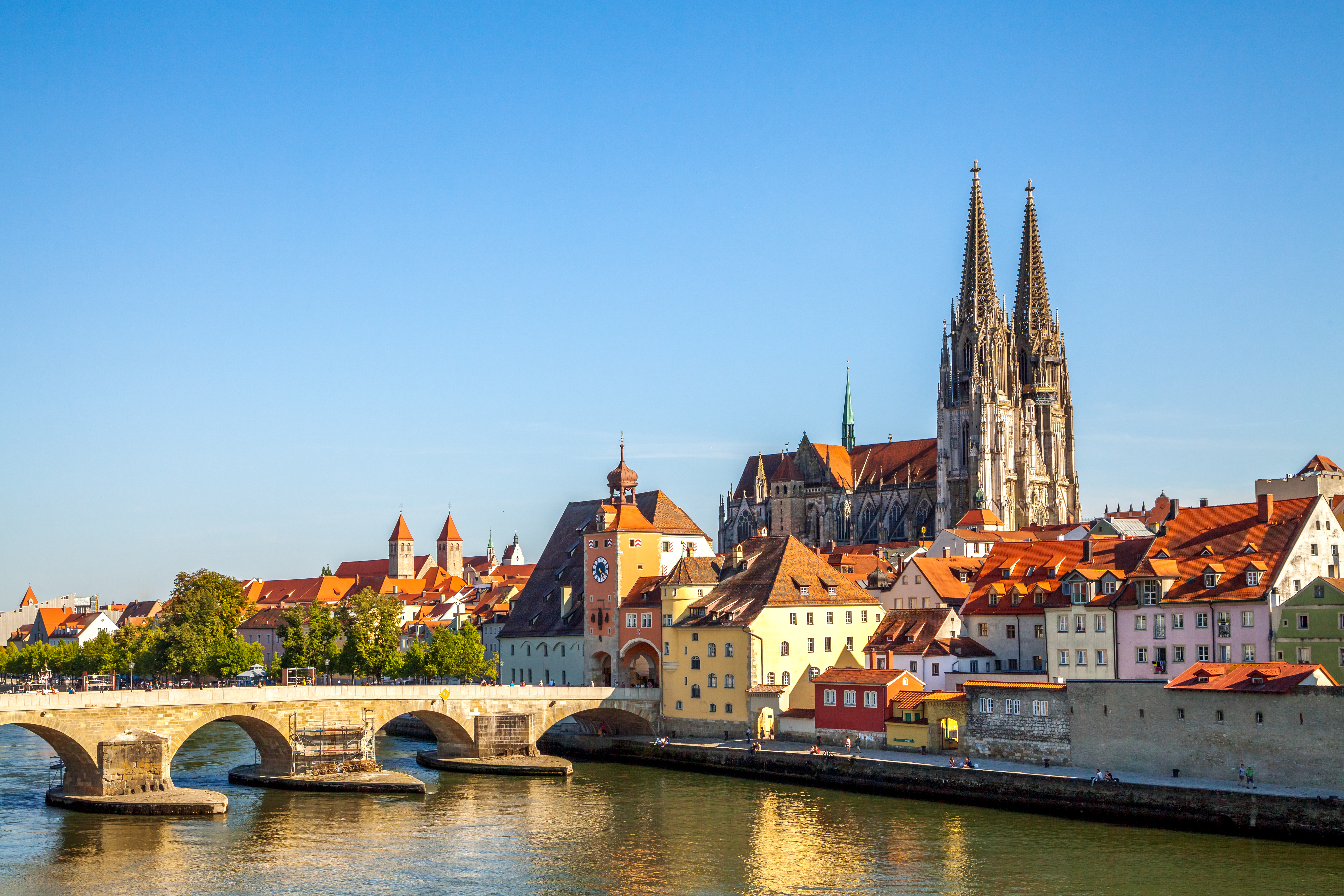 Middelalderlige Regensburg i Tyskland med gotisk katedral og romantisk udsigt over Donau