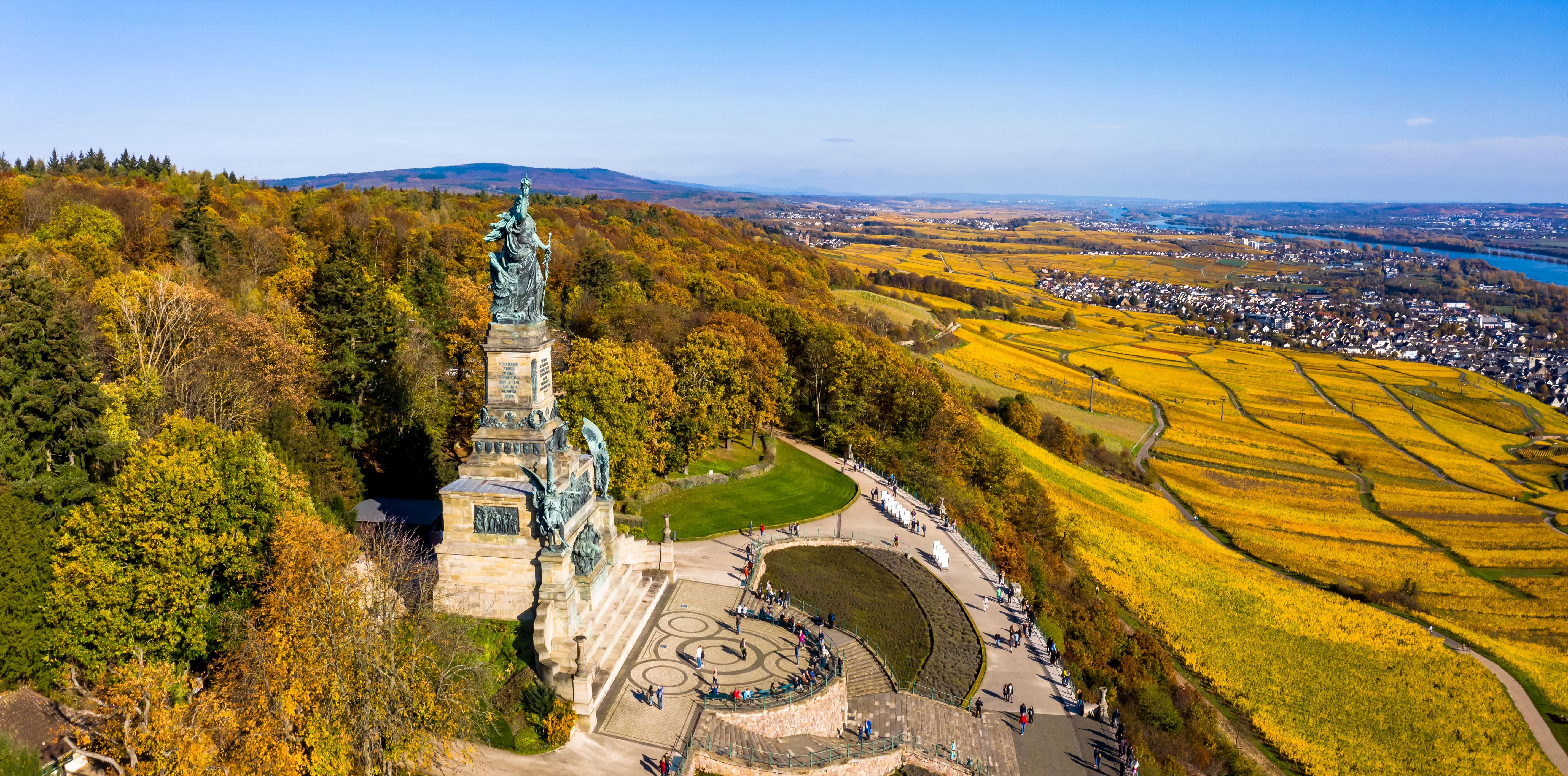Luftoptagelse af Niederwalddenkmal med fantastisk udsigt over Rhindalens vingaarde og by