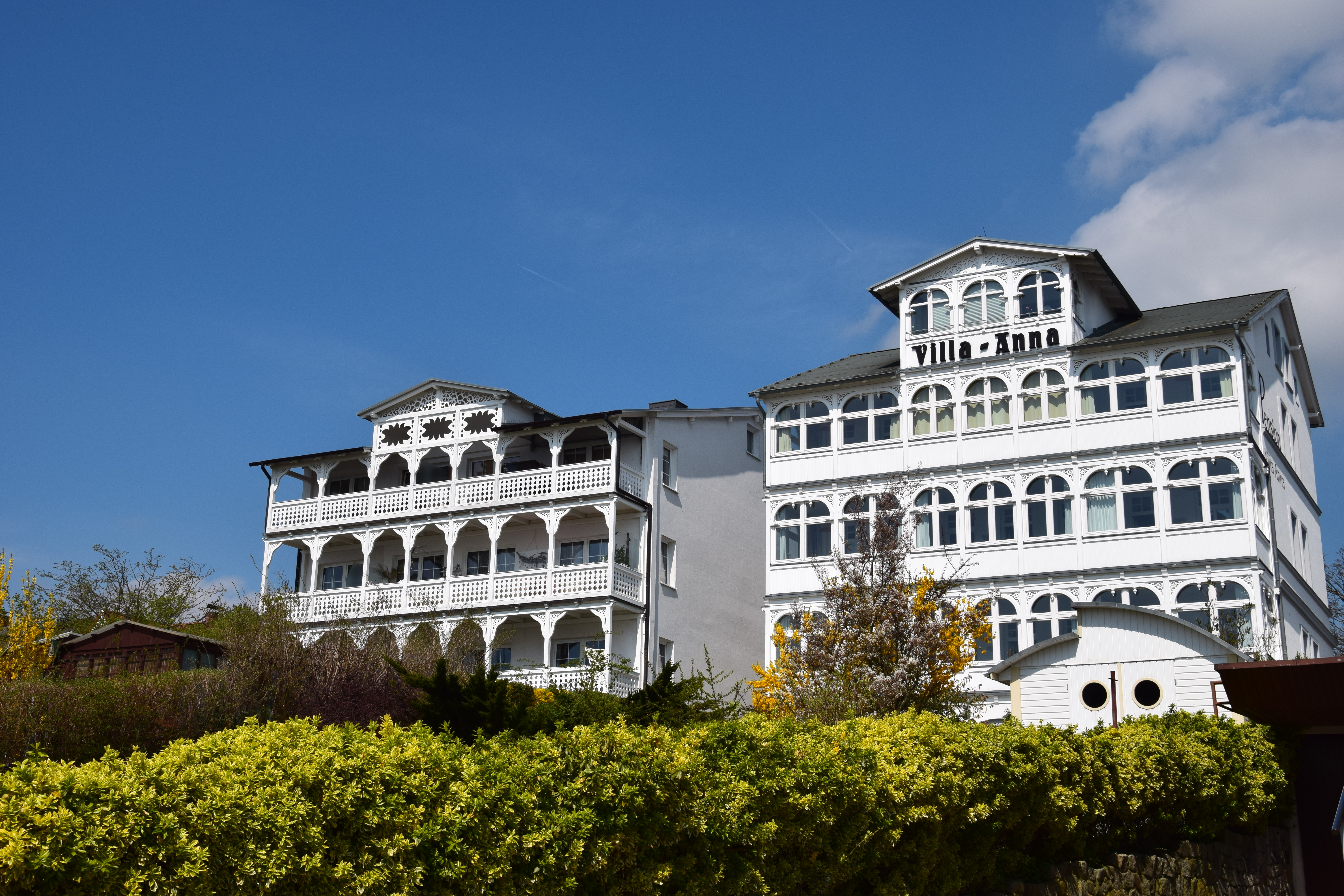 Elegant historisk villa på Rügen ø med traditionel tysk seaside arkitektur
