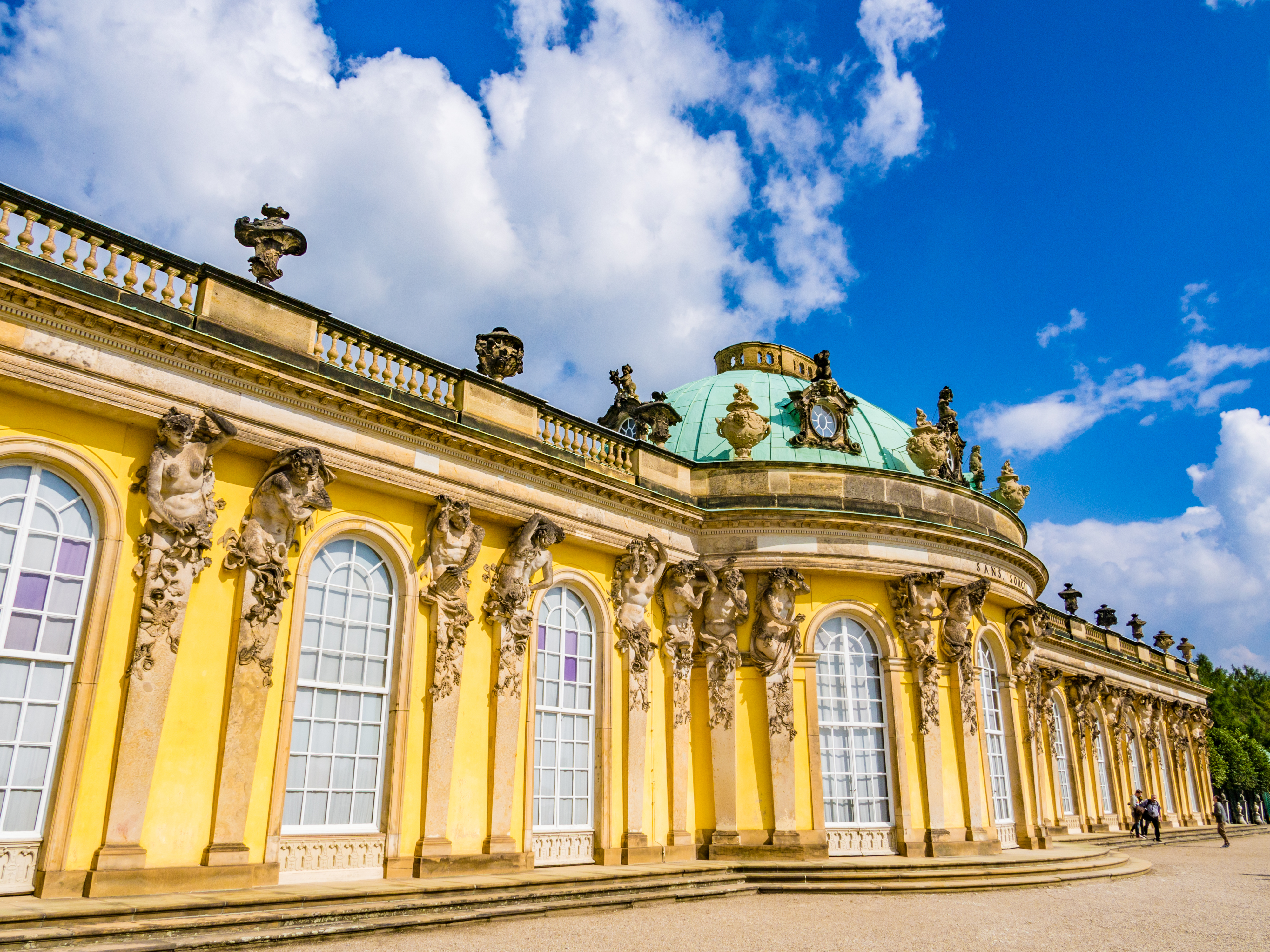 Imponerende facade af Sanssouci-paladset i Potsdam - et UNESCO verdensarvssted og et af Tysklands vigtigste historiske monumenter, opført som sommerresidens for Frederik den Store i rokokostil