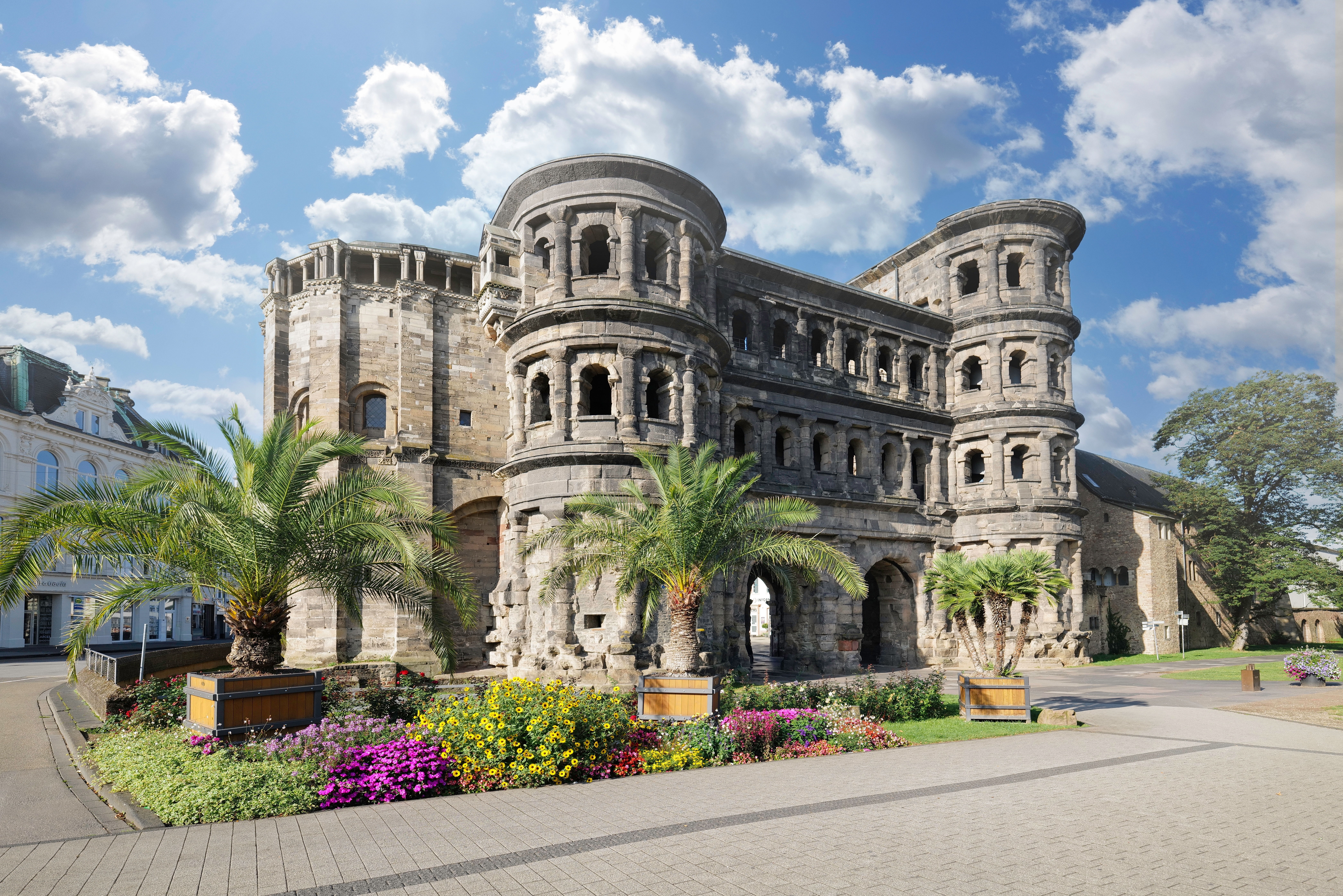 Imponerende romersk byport Porta Nigra i det historiske Trier Tyskland