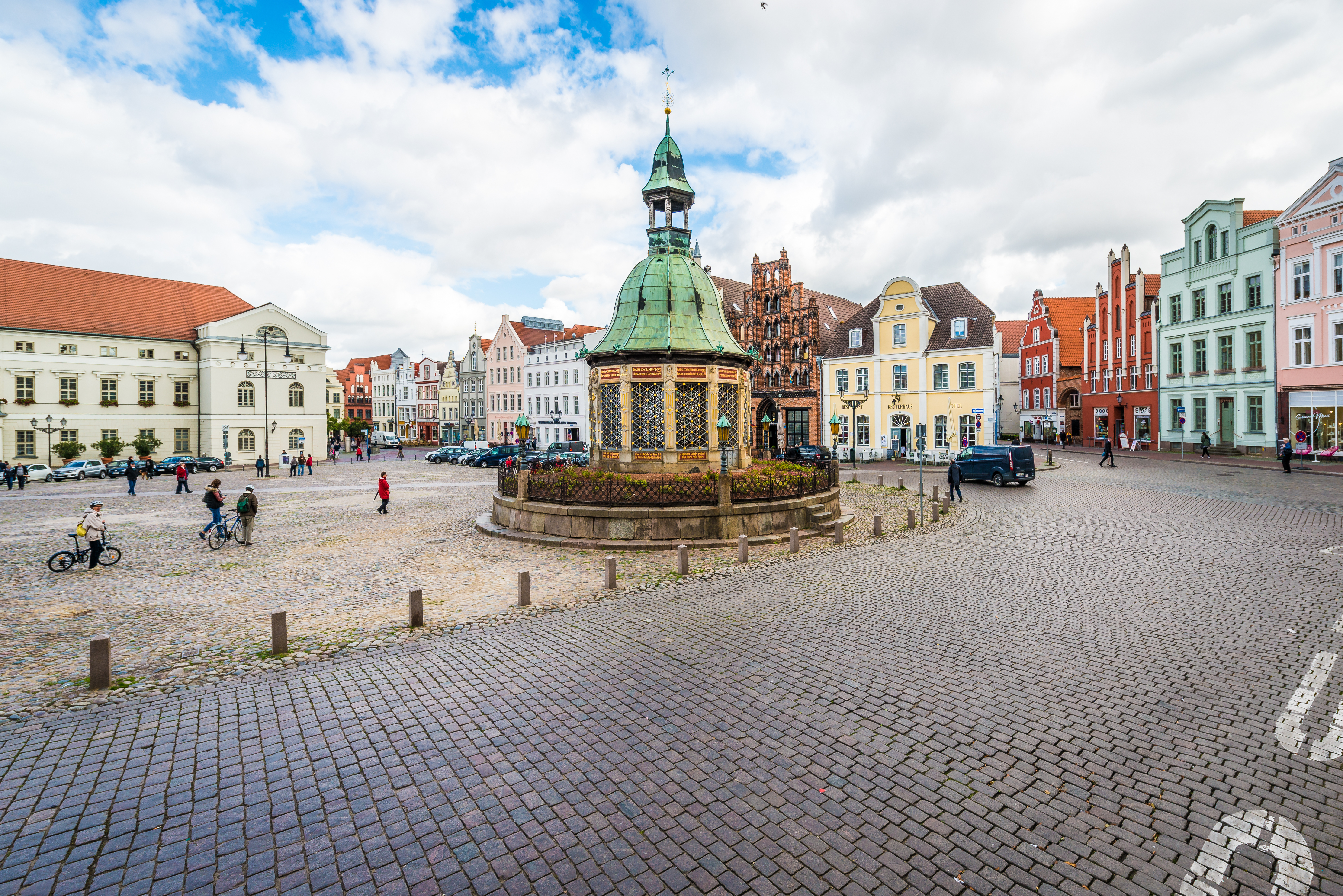 Charmerende centrum af Wismar med brolagte gader og middelalderlige handelshuse
