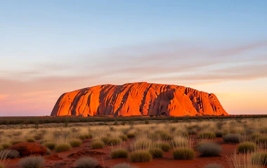 Uluru også kendt som Ayers Rock glødende rødt ved solopgang i det australske outback i Nordterritoriet