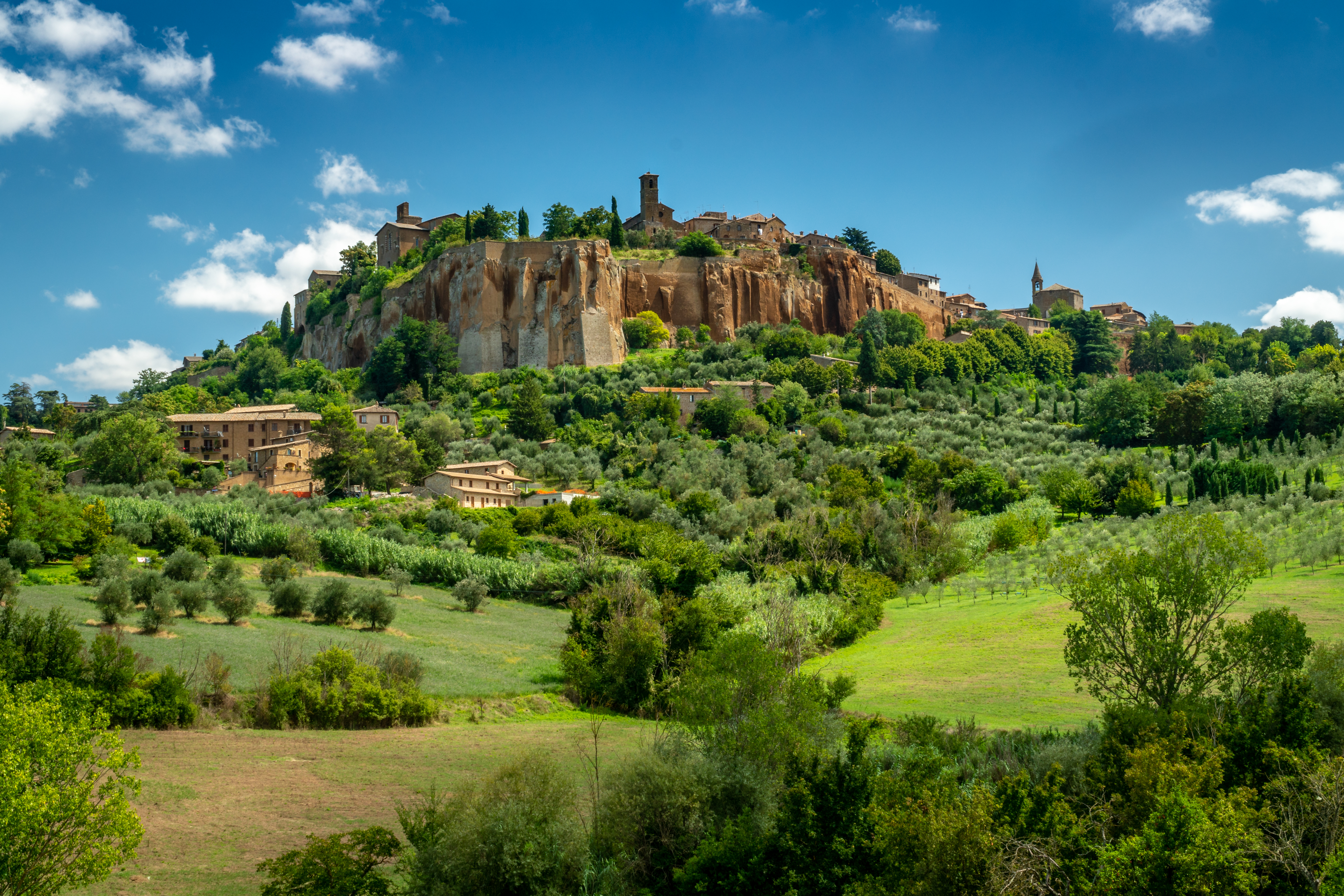 Historisk italiensk bjerby Orvieto i Umbria med etruskiske ruiner og grønt landskab