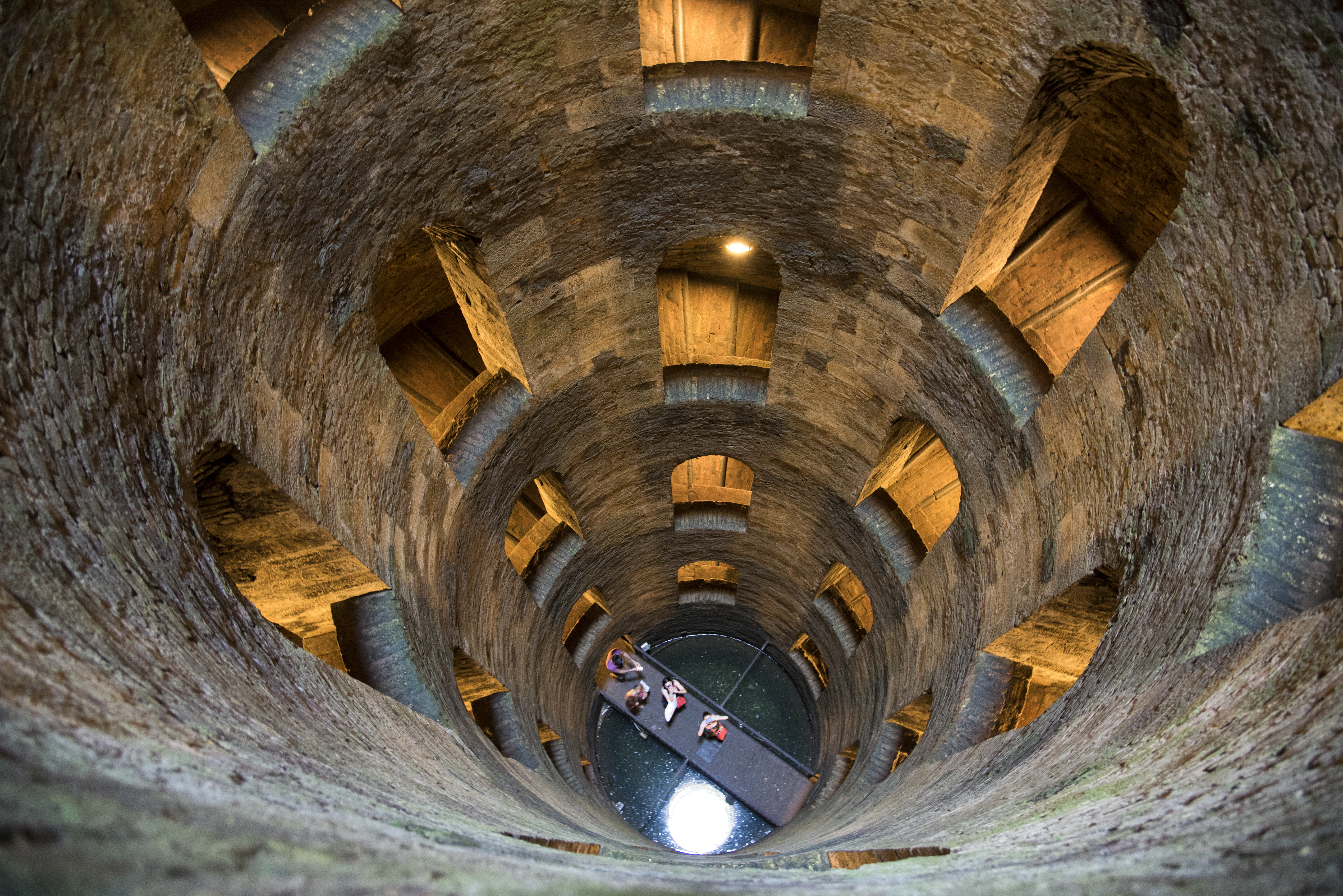 Spektakulært indre af den 53 meter dybe Pozzo di San Patrizio i Orvieto, et arkitektonisk vidunder fra renæssancen med to separate spiraltrapper, der tillod dyr at transportere vand op og ned uden at mødes