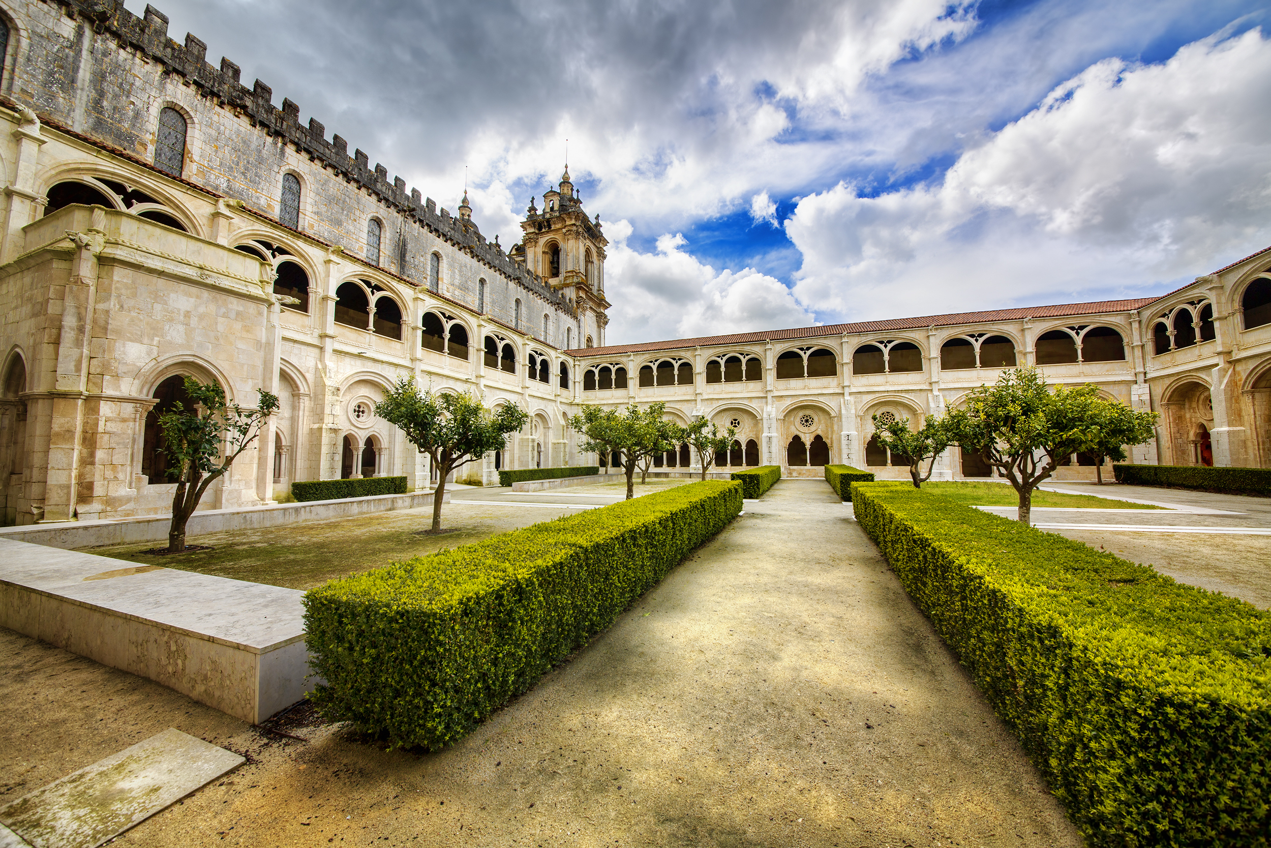 UNESCO verdensarv Alcobaca Kloster med middelalderlig klostergård og buegange