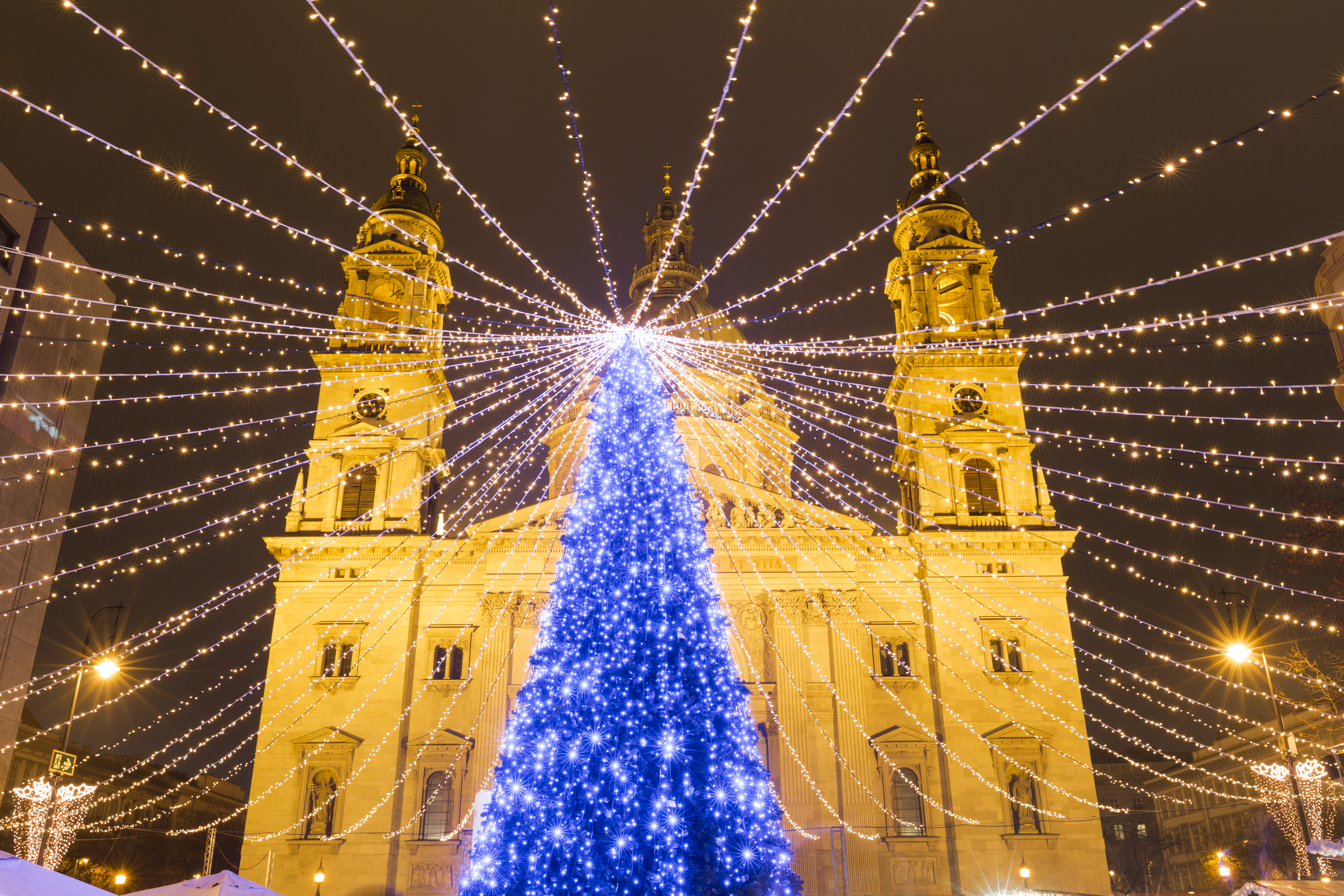 Ungarn Budapest juletræer og julemarked om aftenen ved historisk kirke