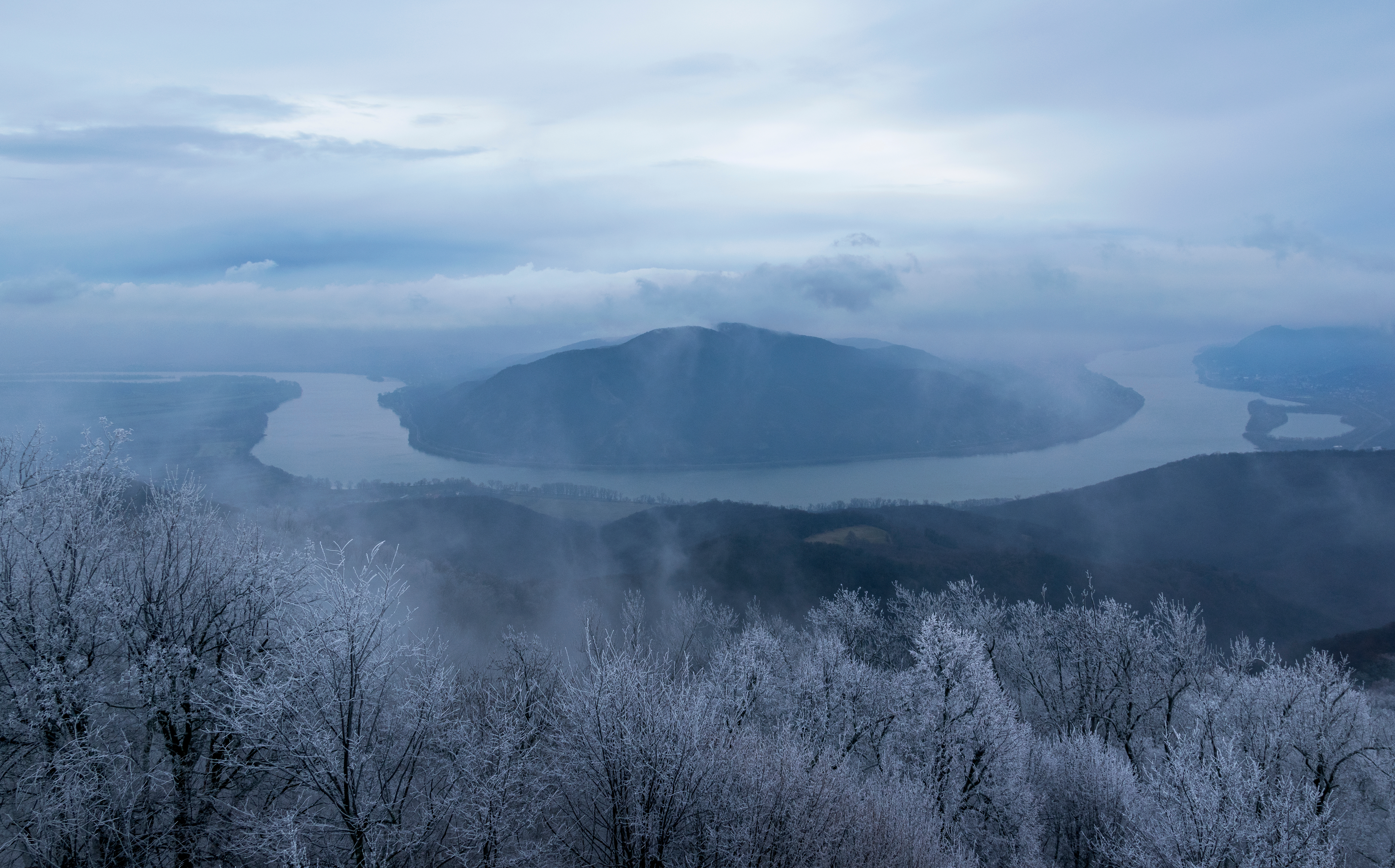 Magisk vintermorgenudsigt over Donau-slyngen med rimfrost og tåge i Ungarn