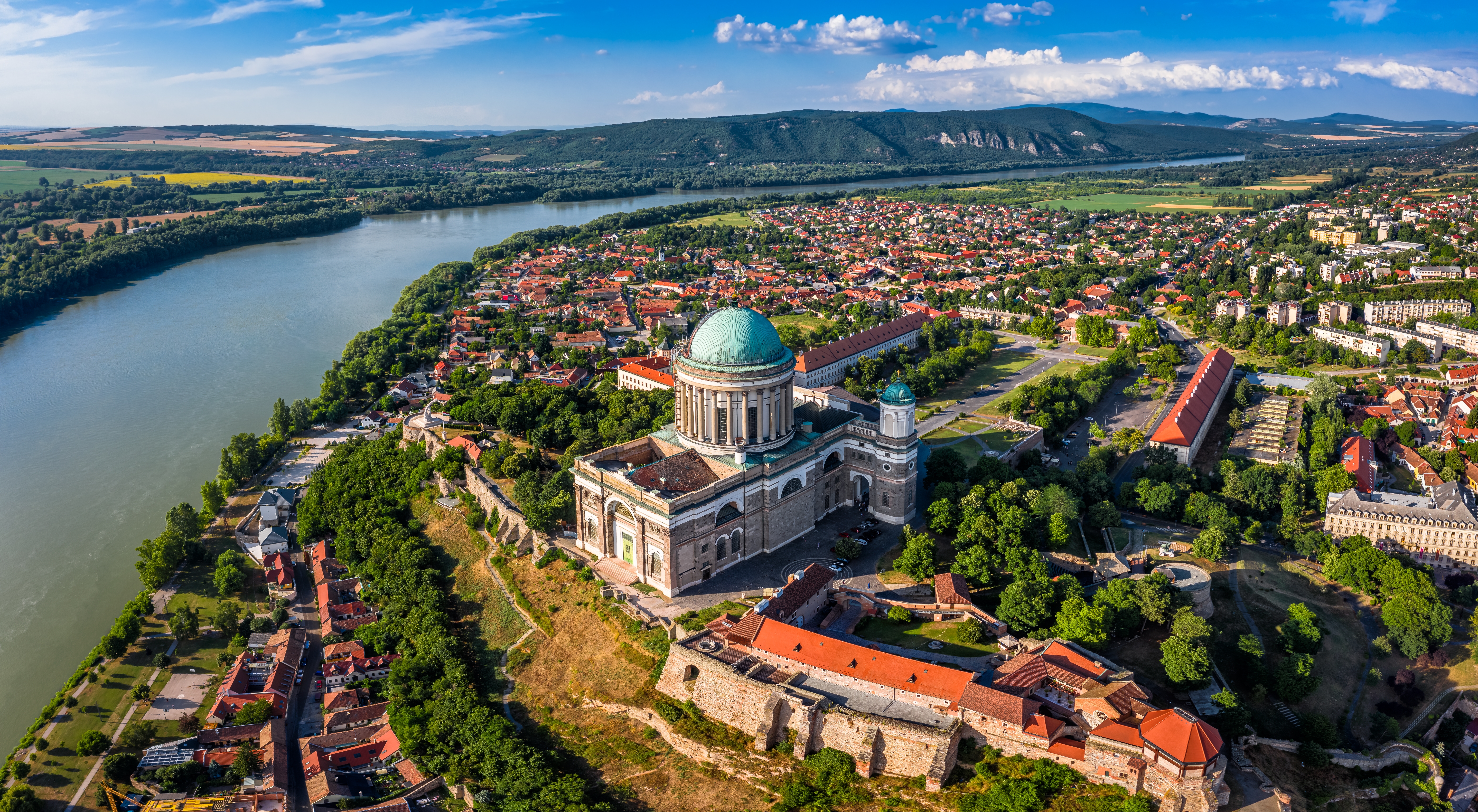 Panoramaview over Esztergom med den store basilika ved Donau i Ungarn