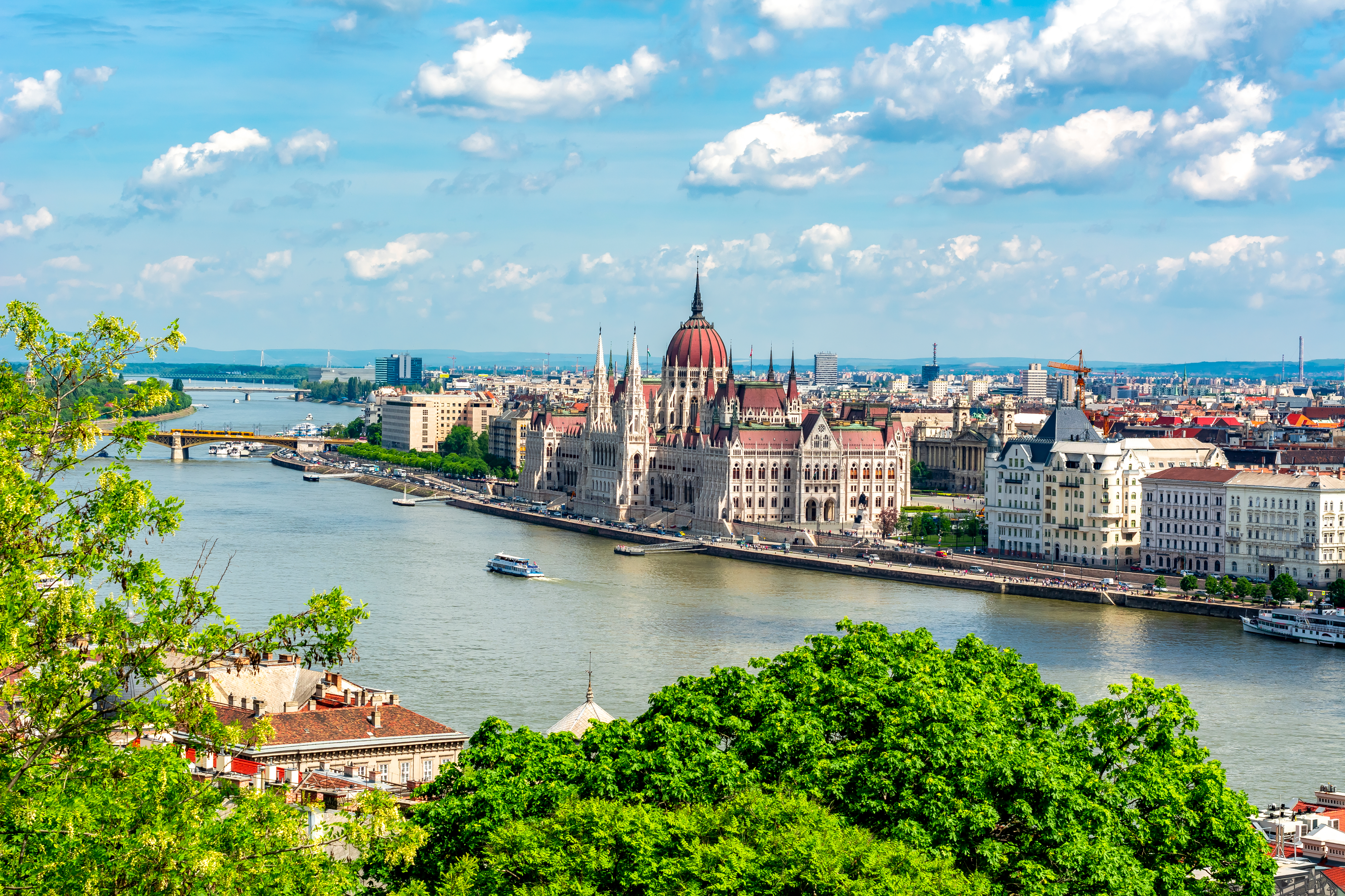 Det berømte ungarske parlament med sin karakteristiske kuppel ved Donau-floden i Budapest - oplev Ungarns storslåede arkitektur på Nille Rejsers kulturrejser