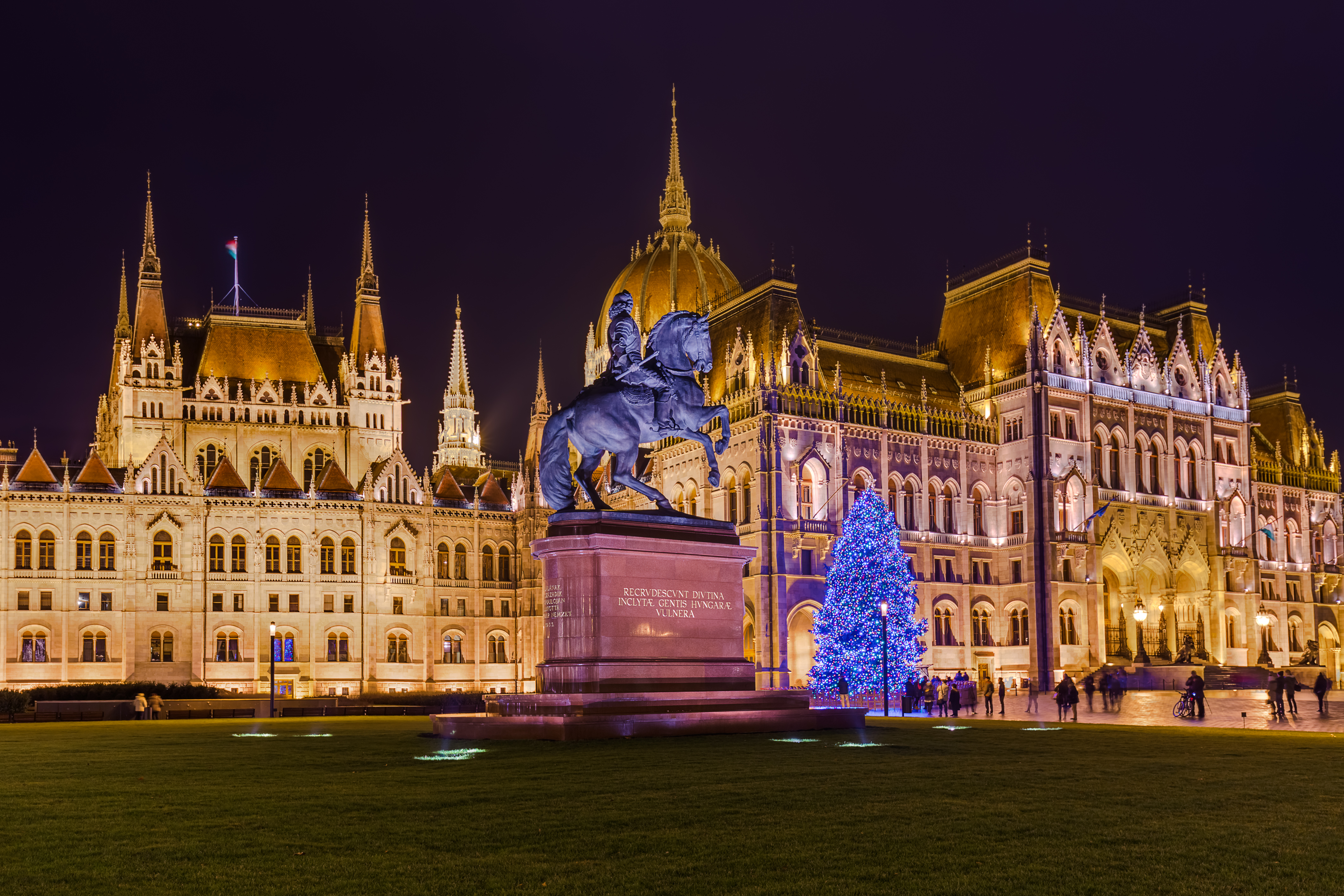 Spektakulær natbelysning af parlamentet i Budapest med juletræ og rytterstatue