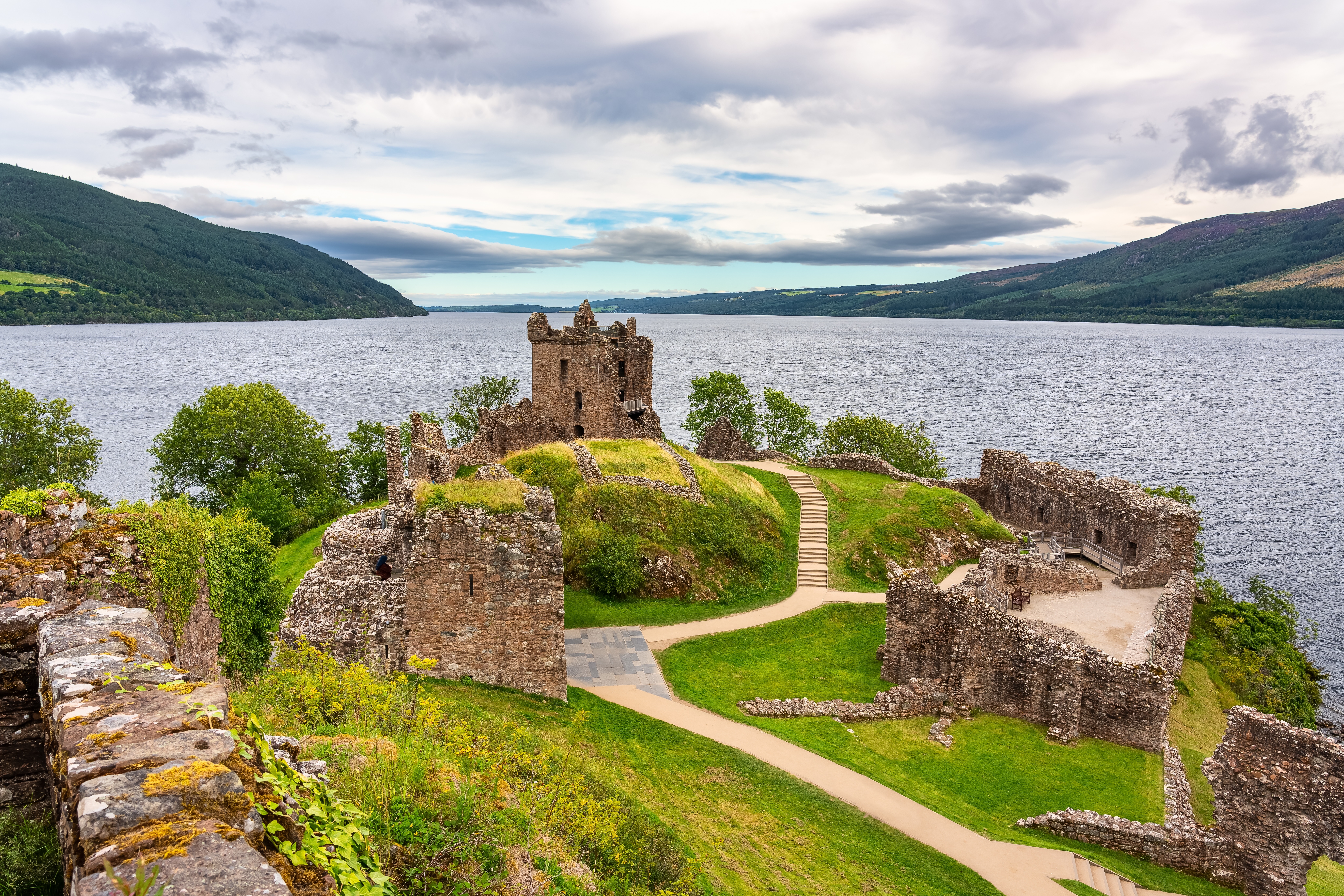 Ikoniske Urquhart Castle ruiner ved Loch Ness i de skotske Highlands