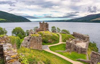 Ikoniske Urquhart Castle ruiner ved Loch Ness i de skotske Highlands