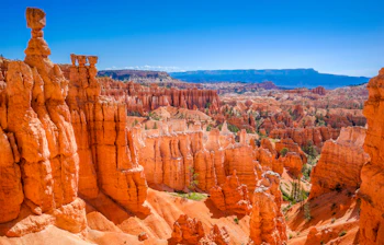 Majestætisk landskab med de berømte orange og røde hoodoos og eroderede sandstensformationer i den naturskønne Bryce Canyon National Park i Utah, USA