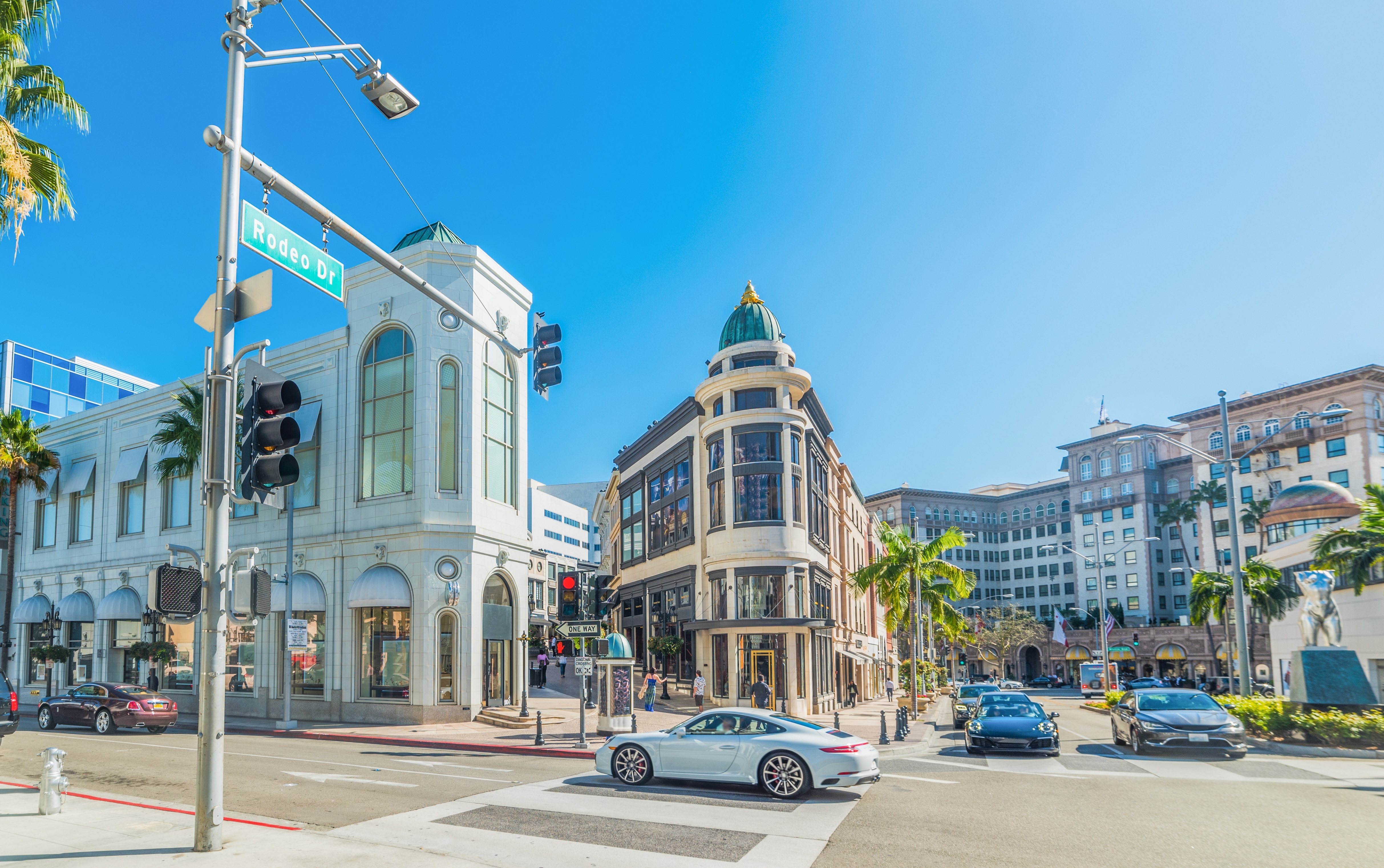 Ikonisk shopping destination med designerbutikker under californisk sol