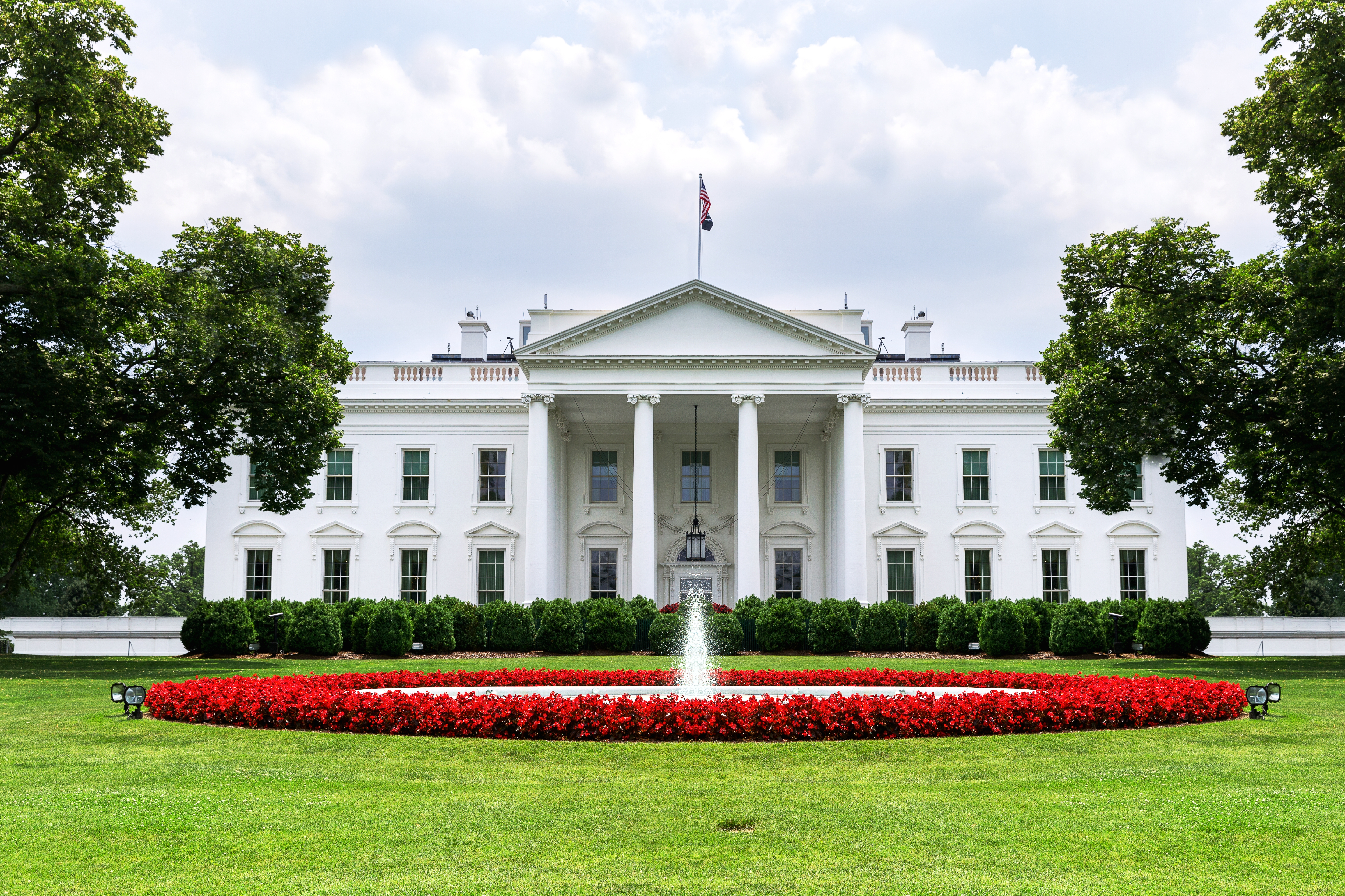 Det berømte Hvide Hus i Washington DC med karakteristiske søjler og velholdte haver foran indgangen