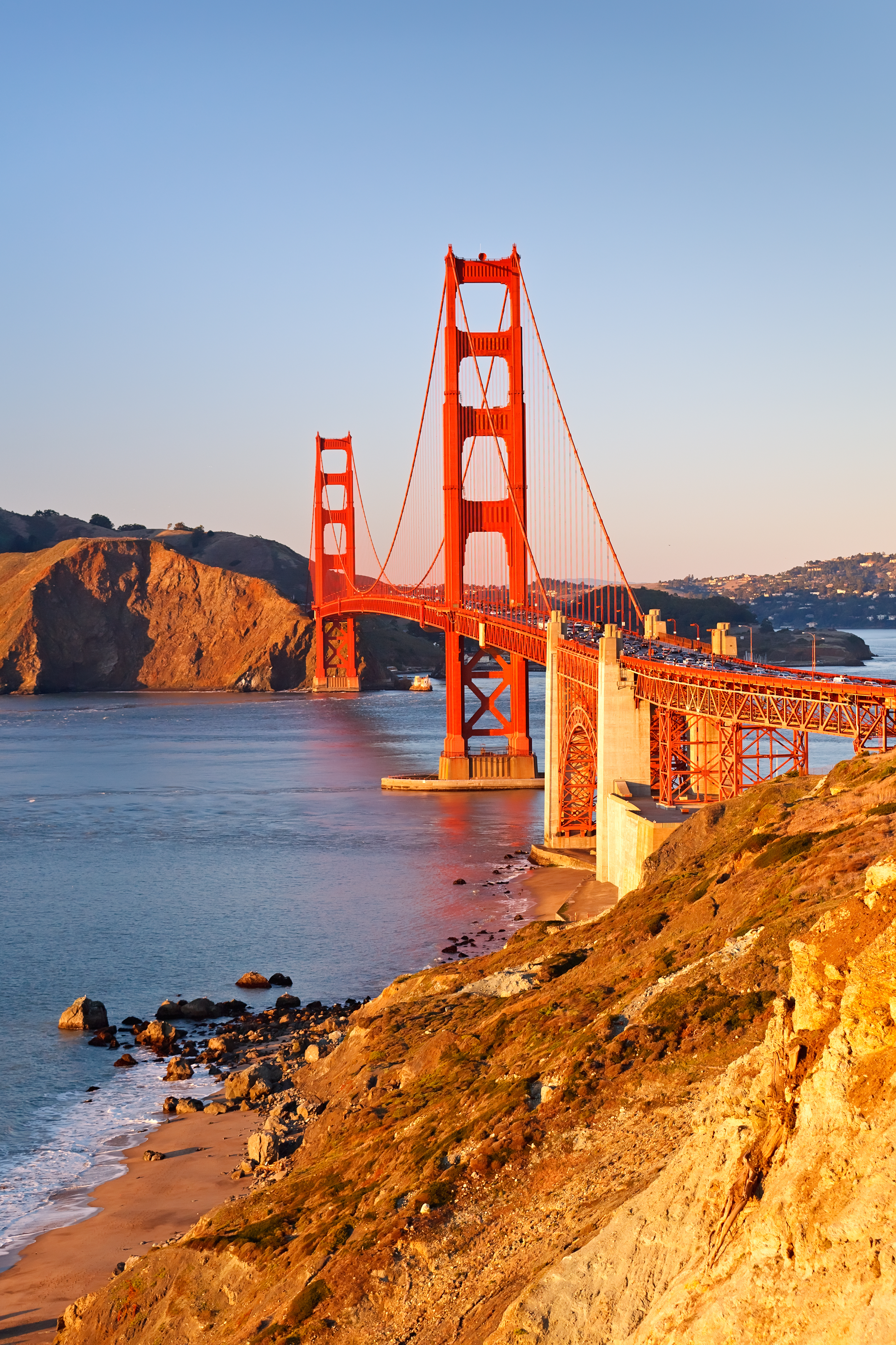 Golden Gate Bridge i dramatisk aftenlys set fra Marin Headlands, San Francisco