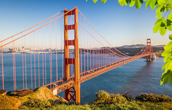 Det berømte Golden Gate Bridge landmark i San Francisco under en klar himmel