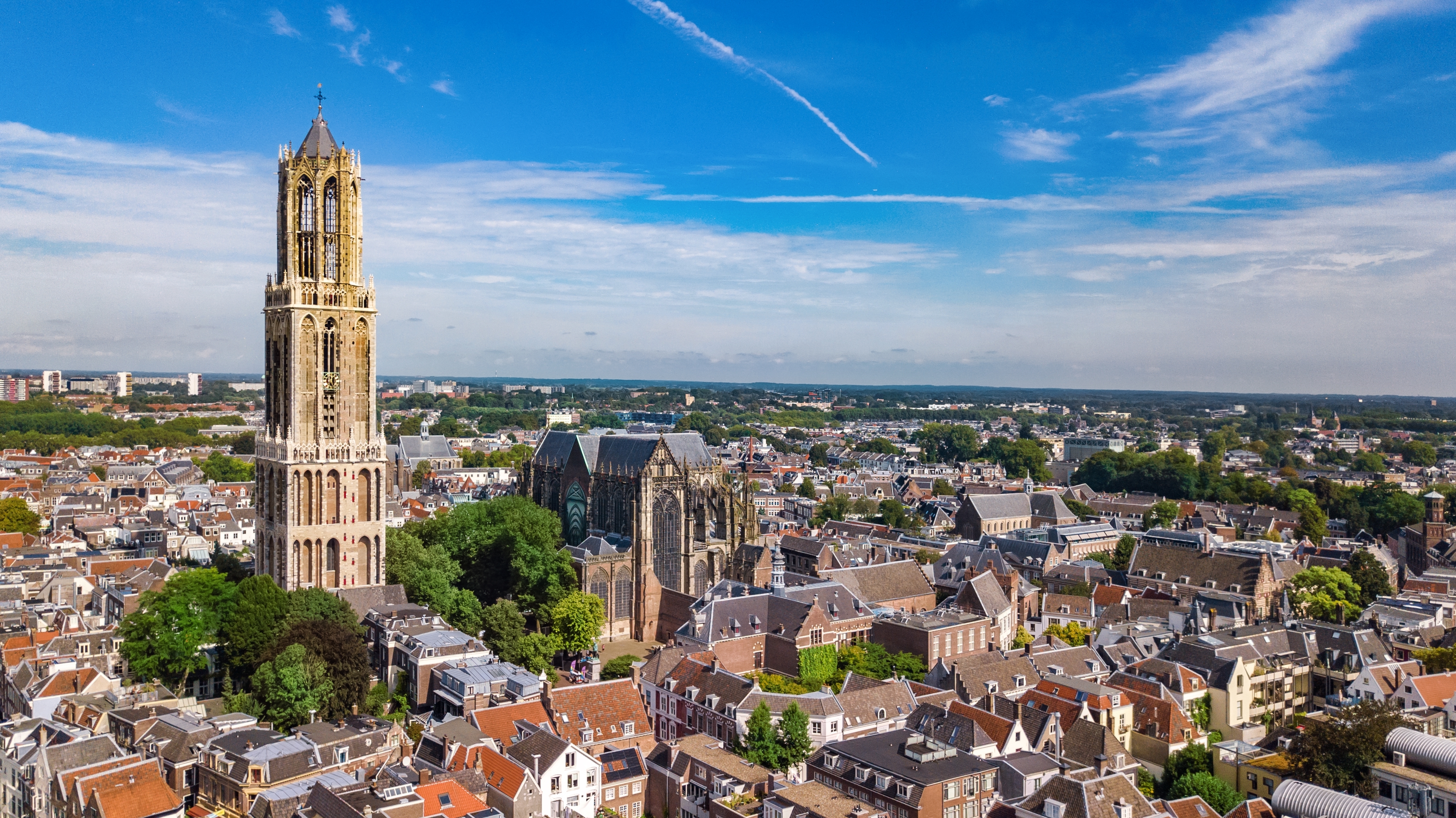 Fugleperspektiv over Utrecht med det karakteristiske Domtårn og den historiske domkirke midt i den charmerende hollandske by