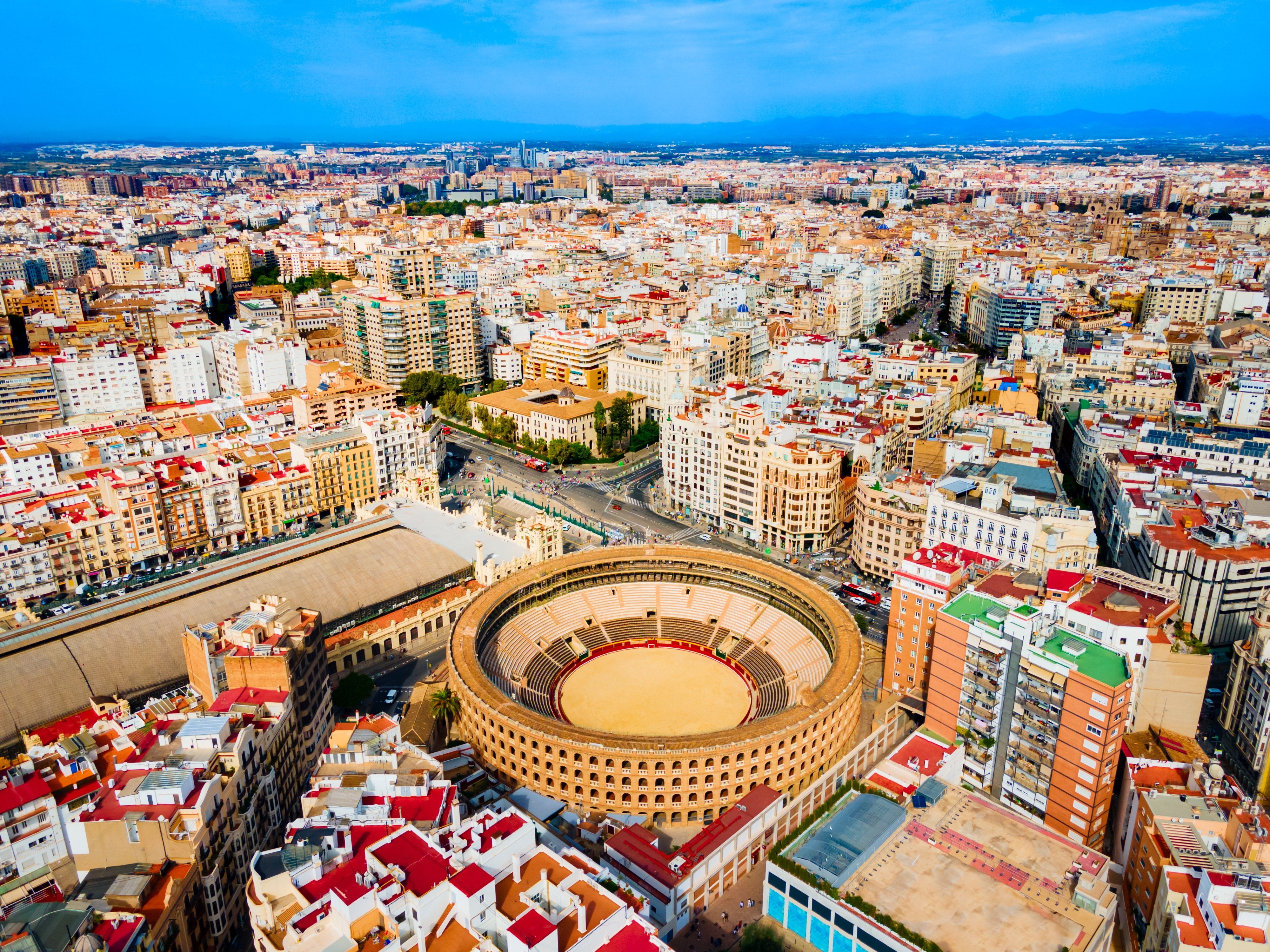 Fugleperspektiv over den runde Plaza de Toros arena i hjertet af Valencia, Spanien