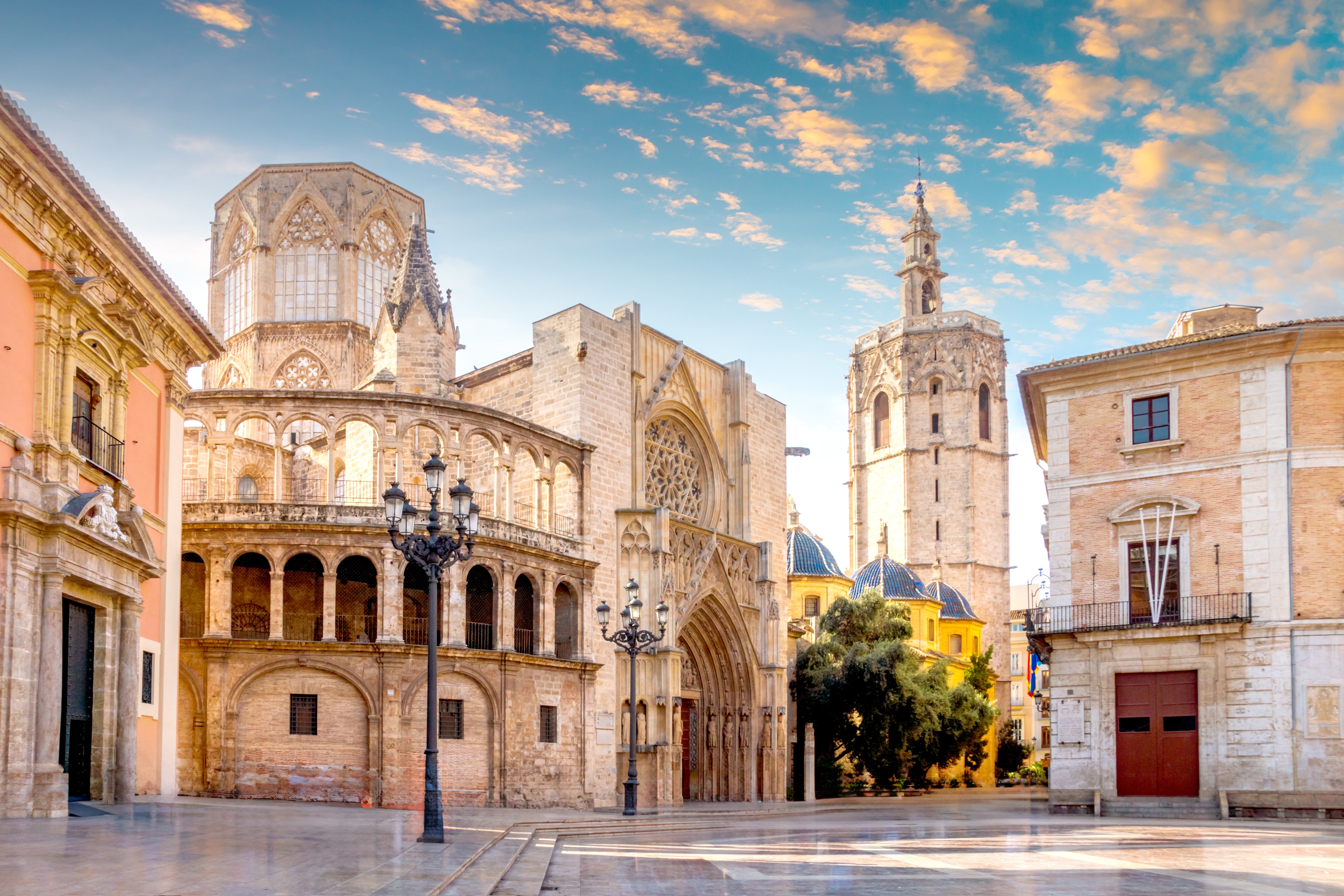 Den historiske katedral i Valencia med det berømte El Micalet tårn, en central seværdighed på vores solformørkelsesrejse