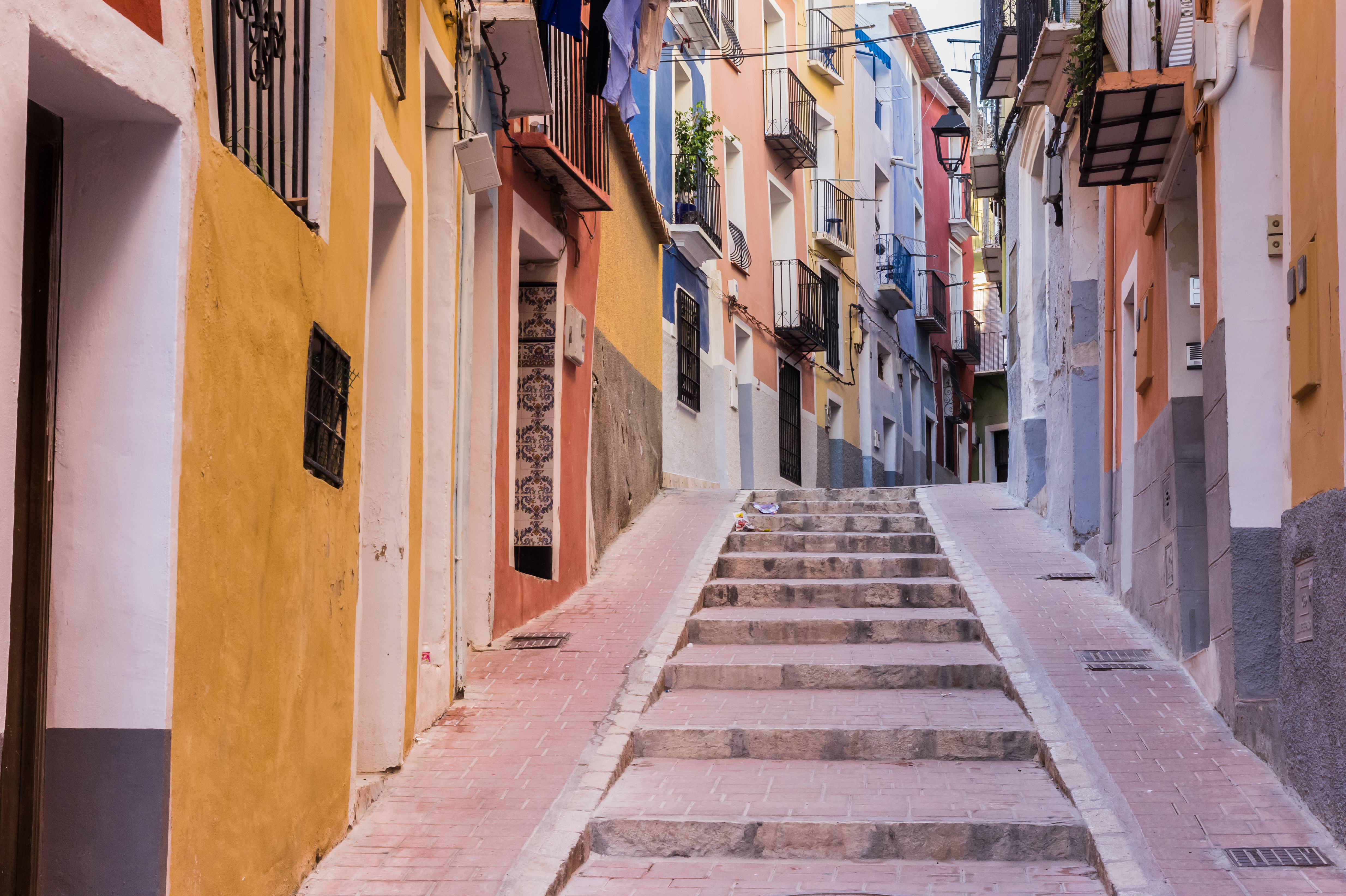 Pittoreske gader med farvestrålende huse i Villajoyosa, Valencia region