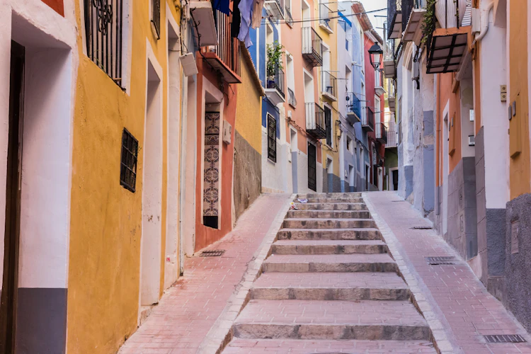 Pittoreske gader med farvestrålende huse i Villajoyosa, Valencia region