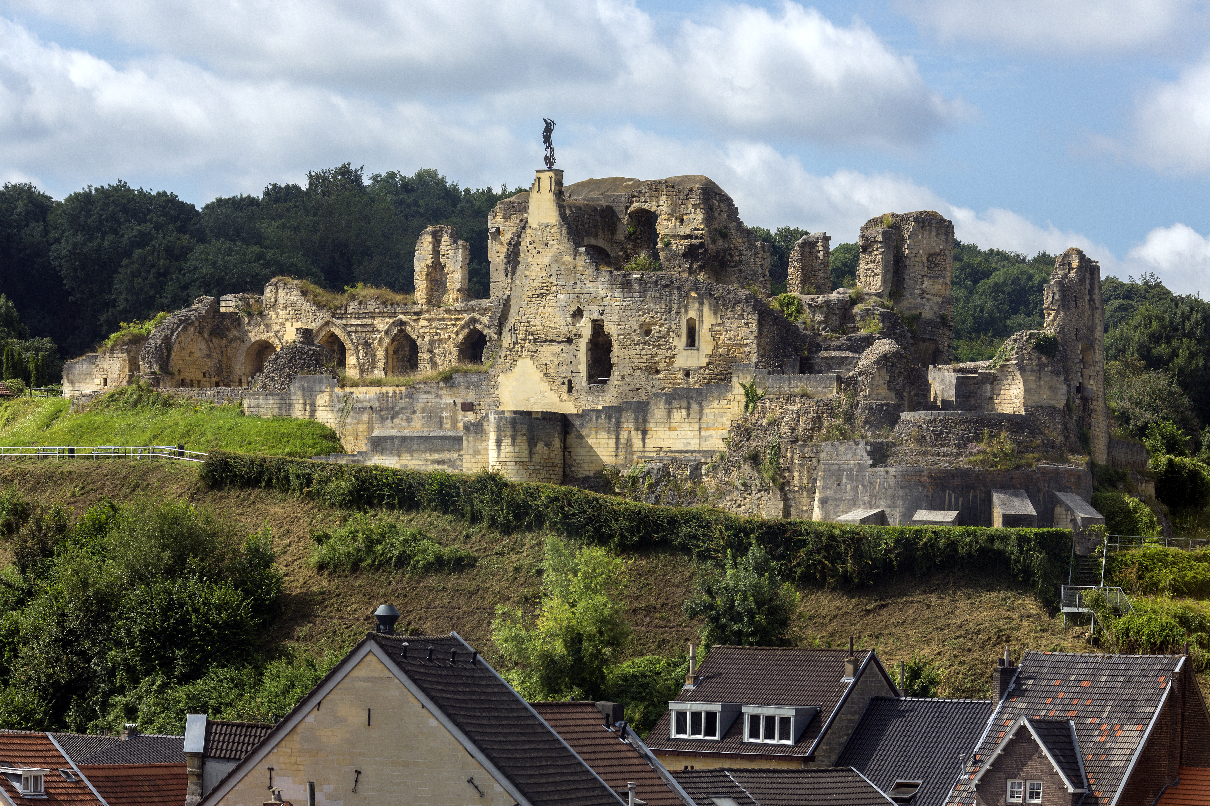 Gamle festningsruiner med panoramaudsigt over Valkenburg by