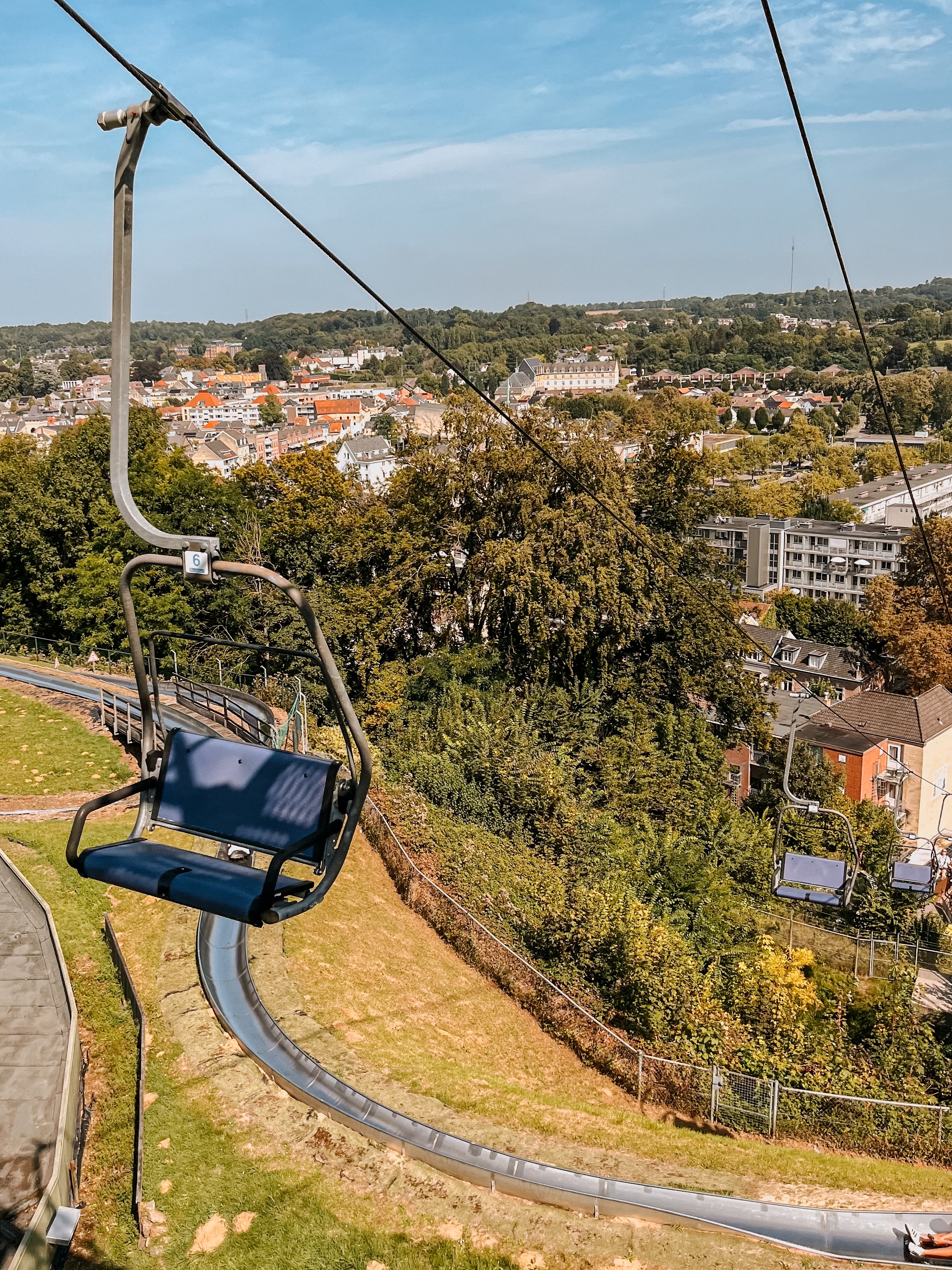 Spændende kabelbane-tur over Valkenburg i Holland med toboggan-bane og smukt panorama over den grønne by Limburg