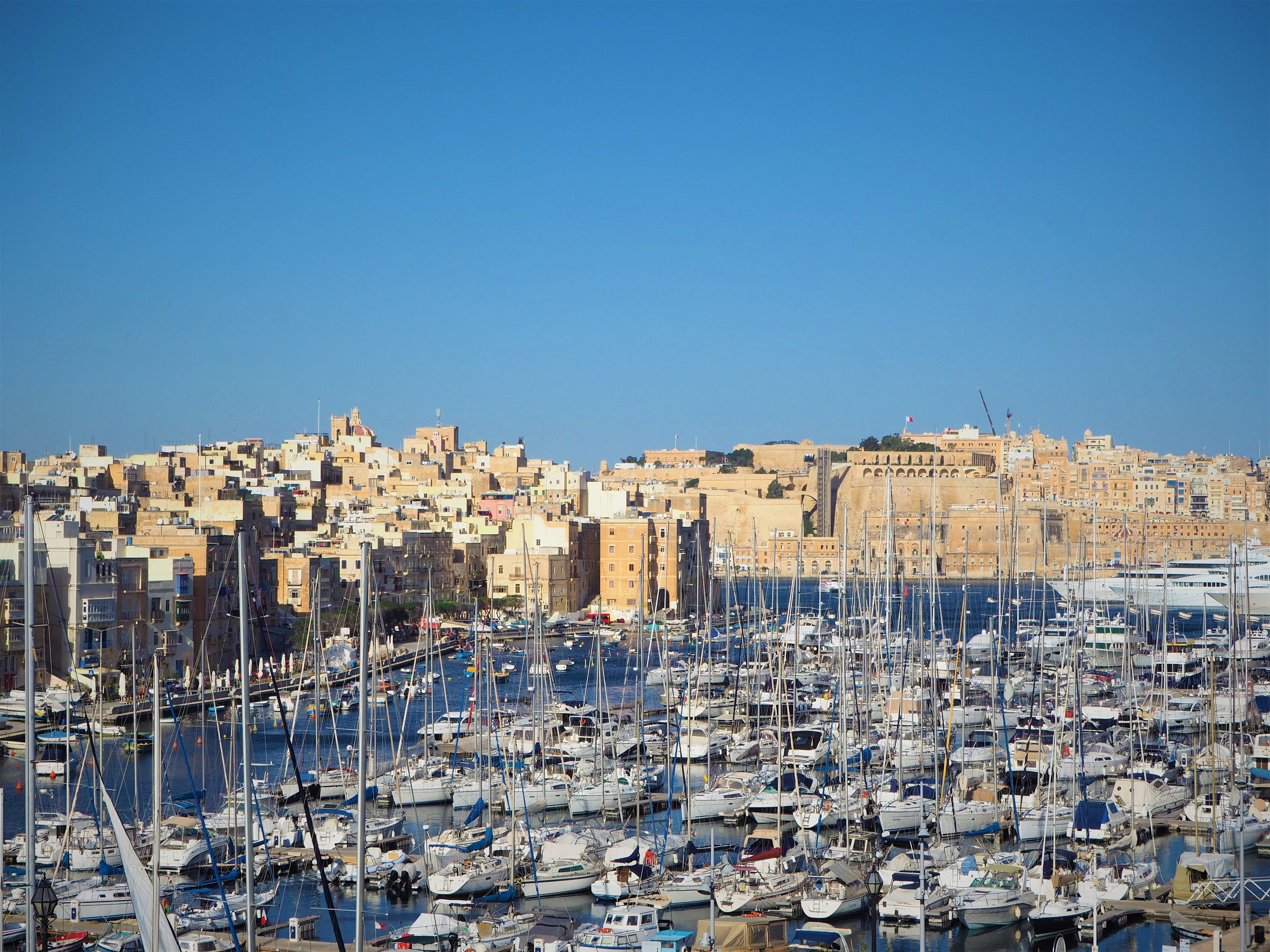 Historisk Valletta havn på Malta med traditionel arkitektur og lystbådehavn