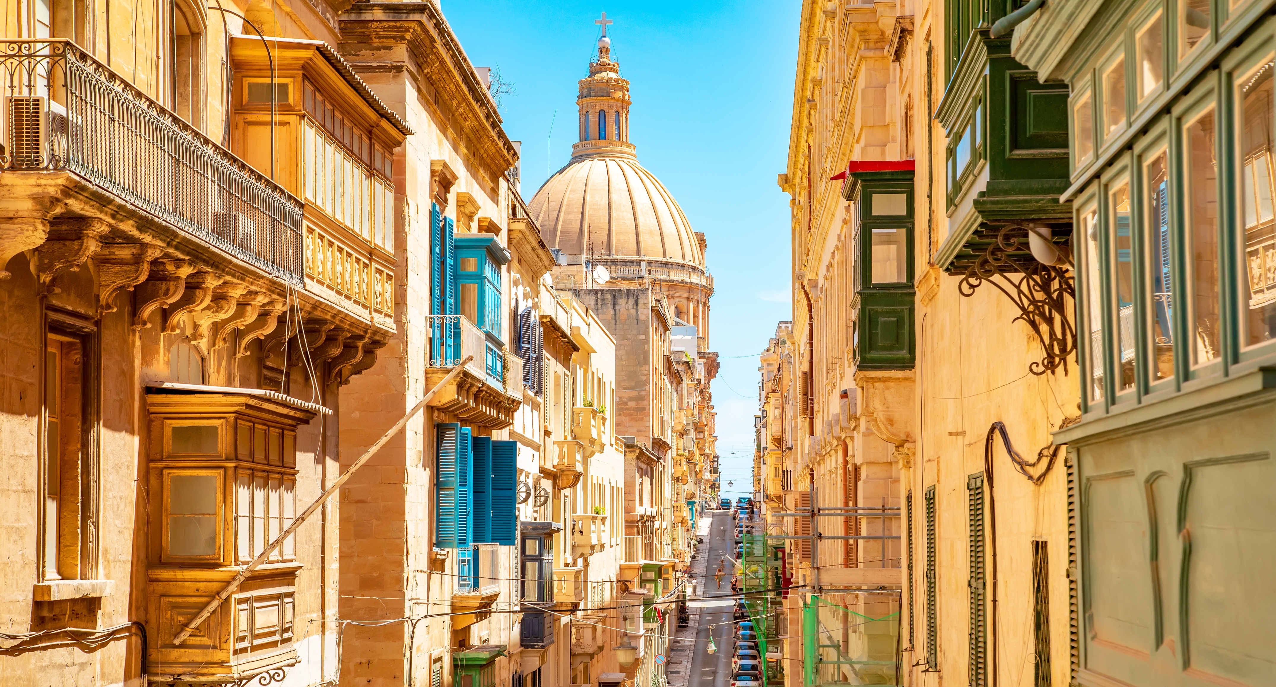 Panoramaudsigt over Valletta Malta med katedral kuppel og traditionelle huse