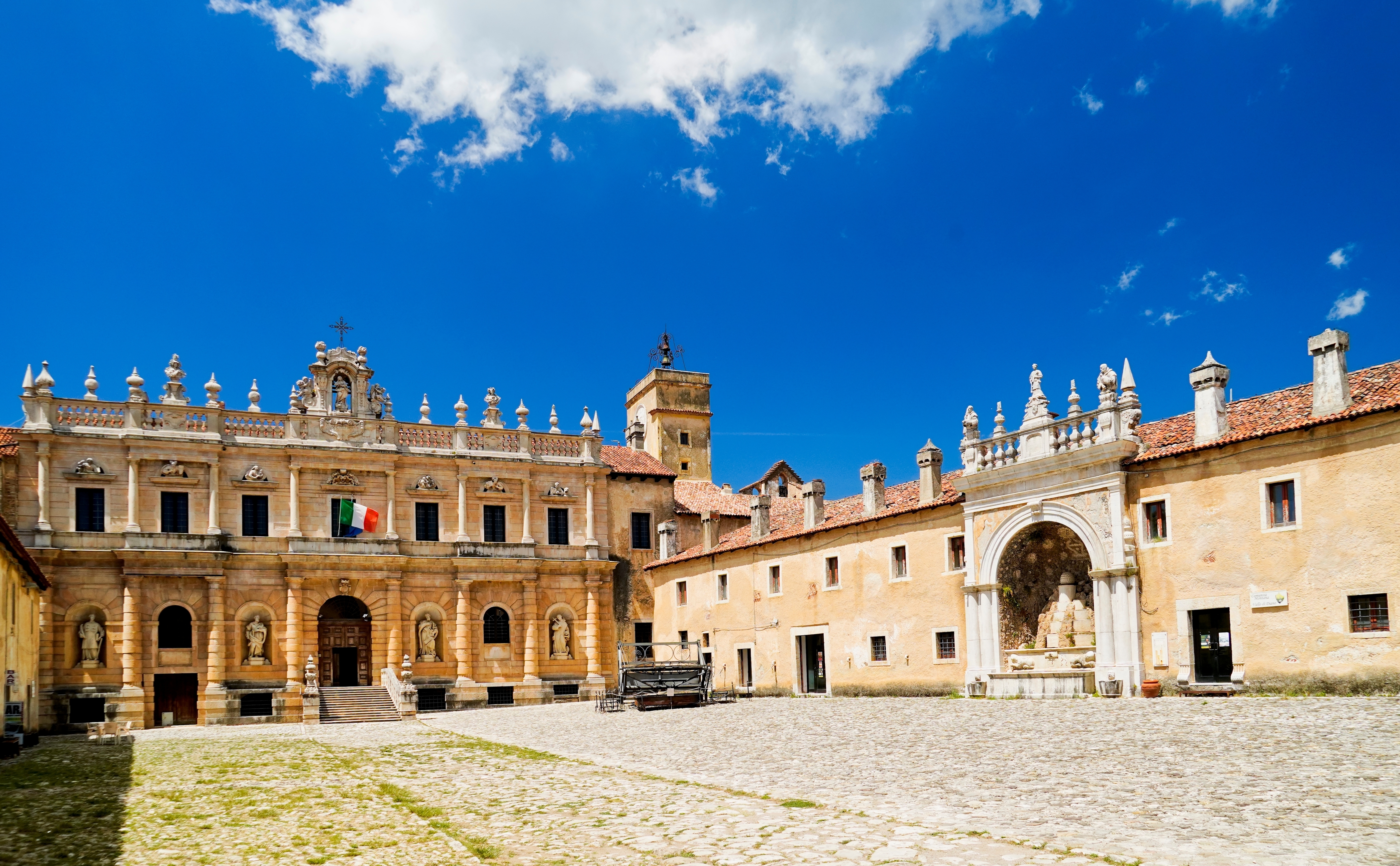 Vallo di Diano kloster i Italien med autentisk historisk arkitektur og kulturarv