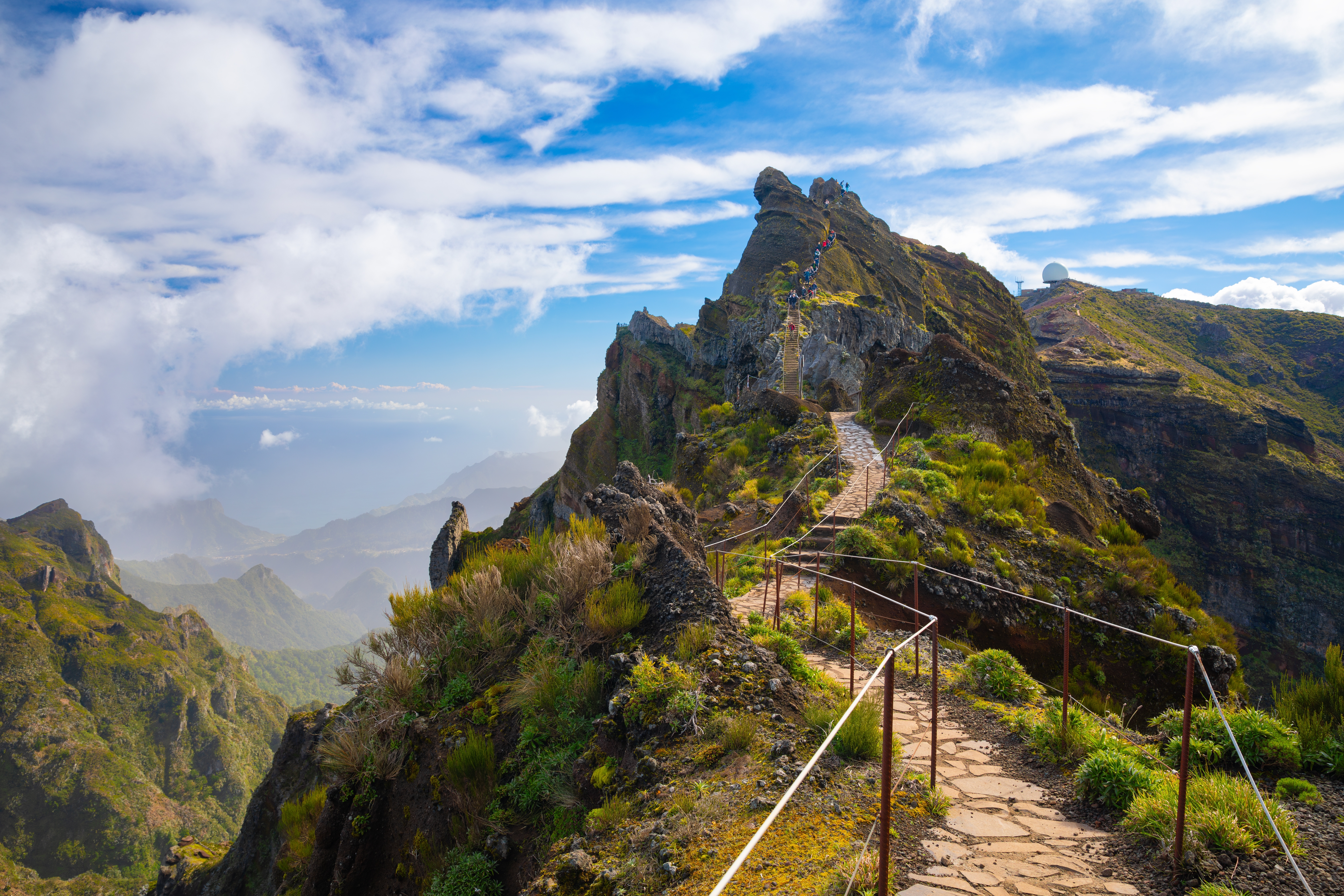 Naturskøn vandrerute på bjergkammen ved Pico do Arieiro på Madeira med betagende udsigt over bjerglandskabet