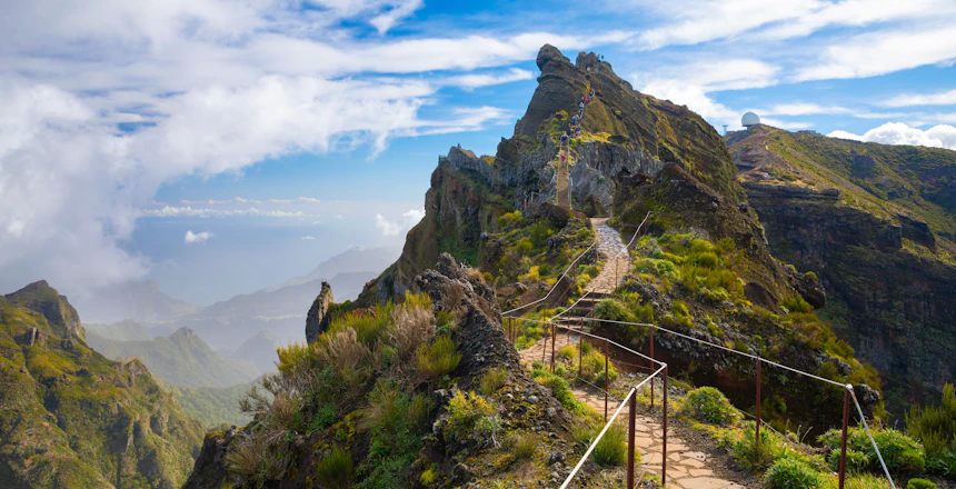 Naturskøn vandrerute på bjergkammen ved Pico do Arieiro på Madeira med betagende udsigt over bjerglandskabet