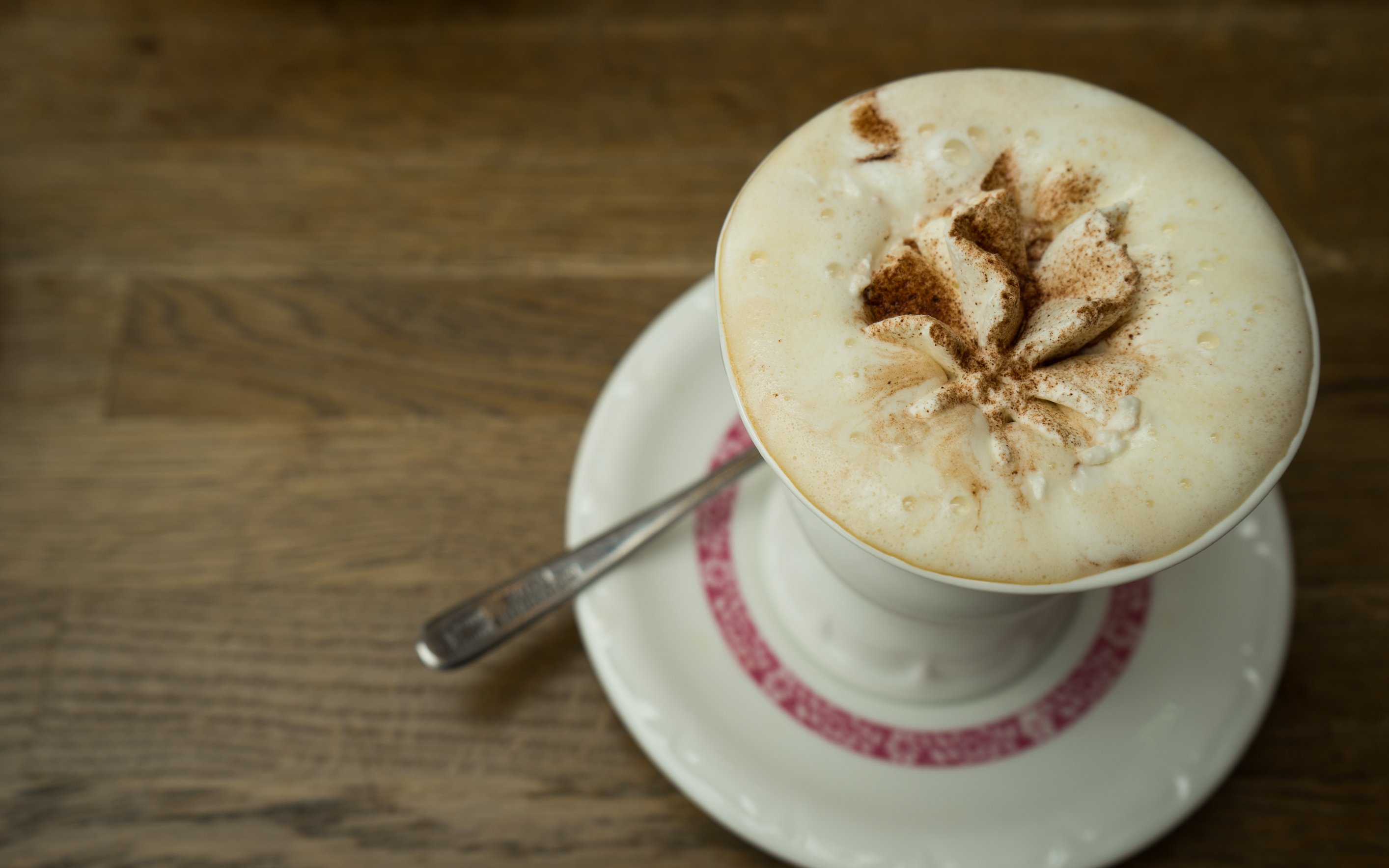 Varm og hyggelig Rüdesheimer kaffe med flødeskum serveret ved Rhinen i Rüdesheim, Tyskland