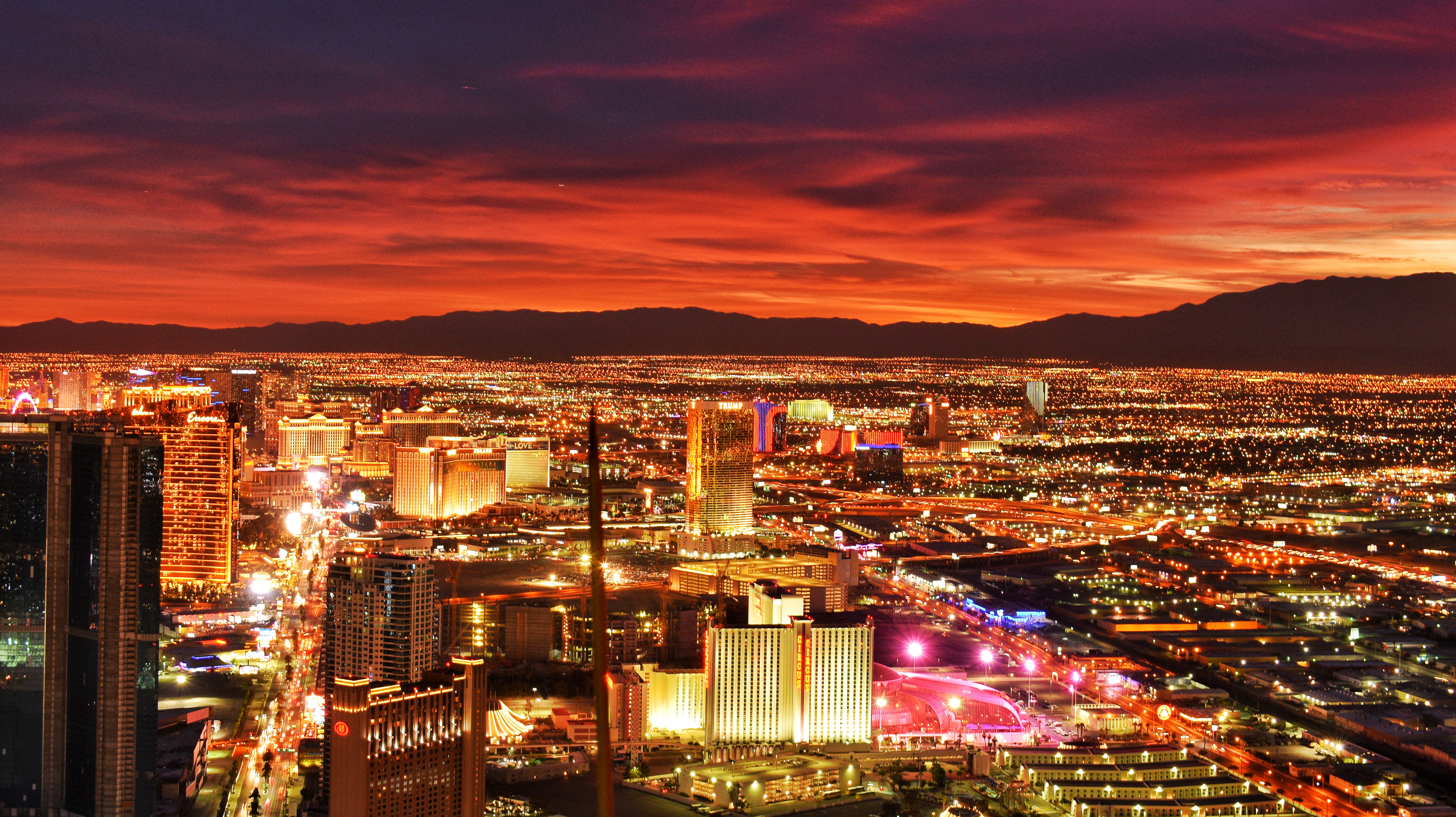 Fantastisk luftfoto af Las Vegas Strip ved skumring med lysende hoteller og kasinoer