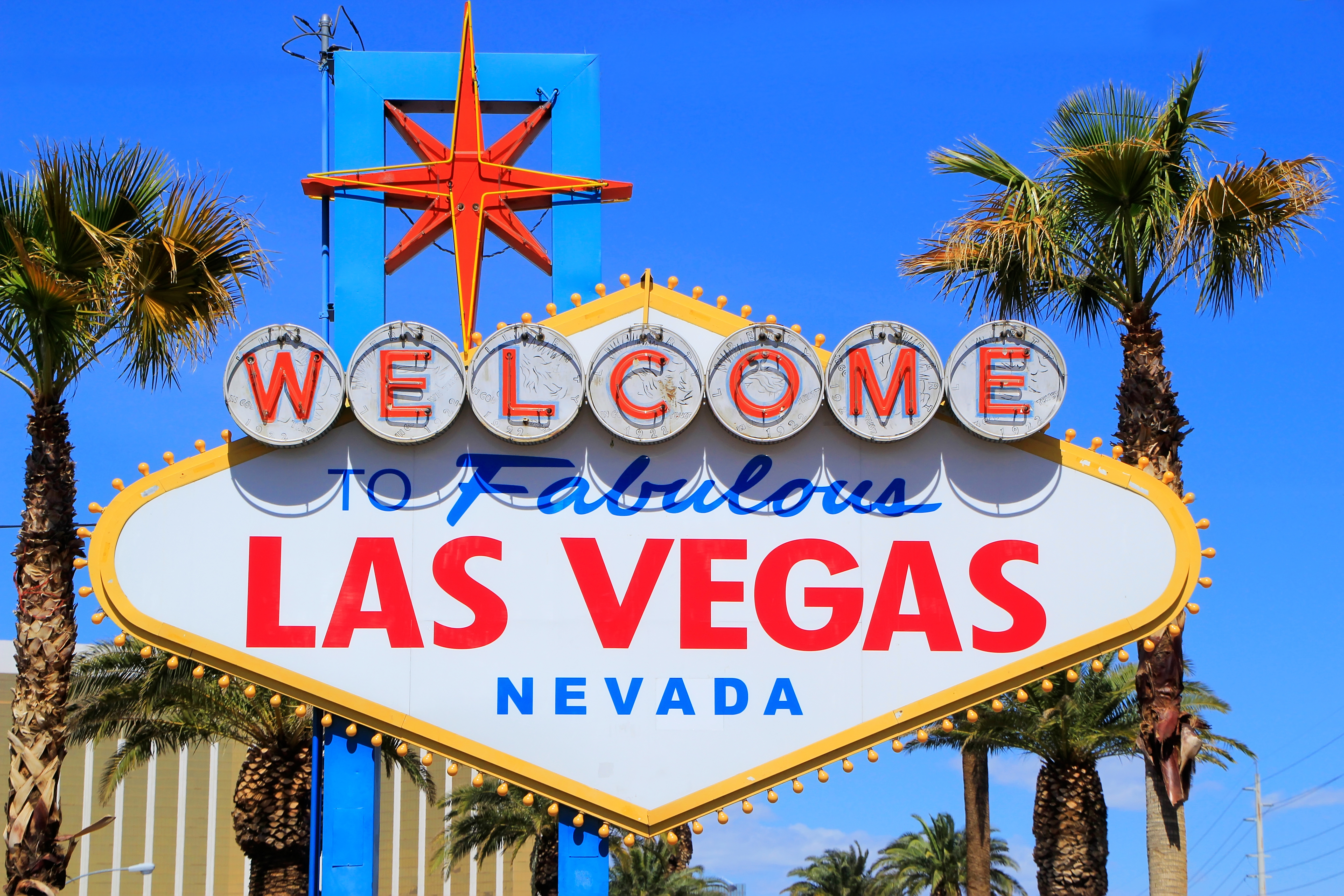 Ikoniske Welcome to Fabulous Las Vegas skilt under blaa himmel