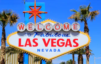 Ikoniske Welcome to Fabulous Las Vegas skilt under blaa himmel
