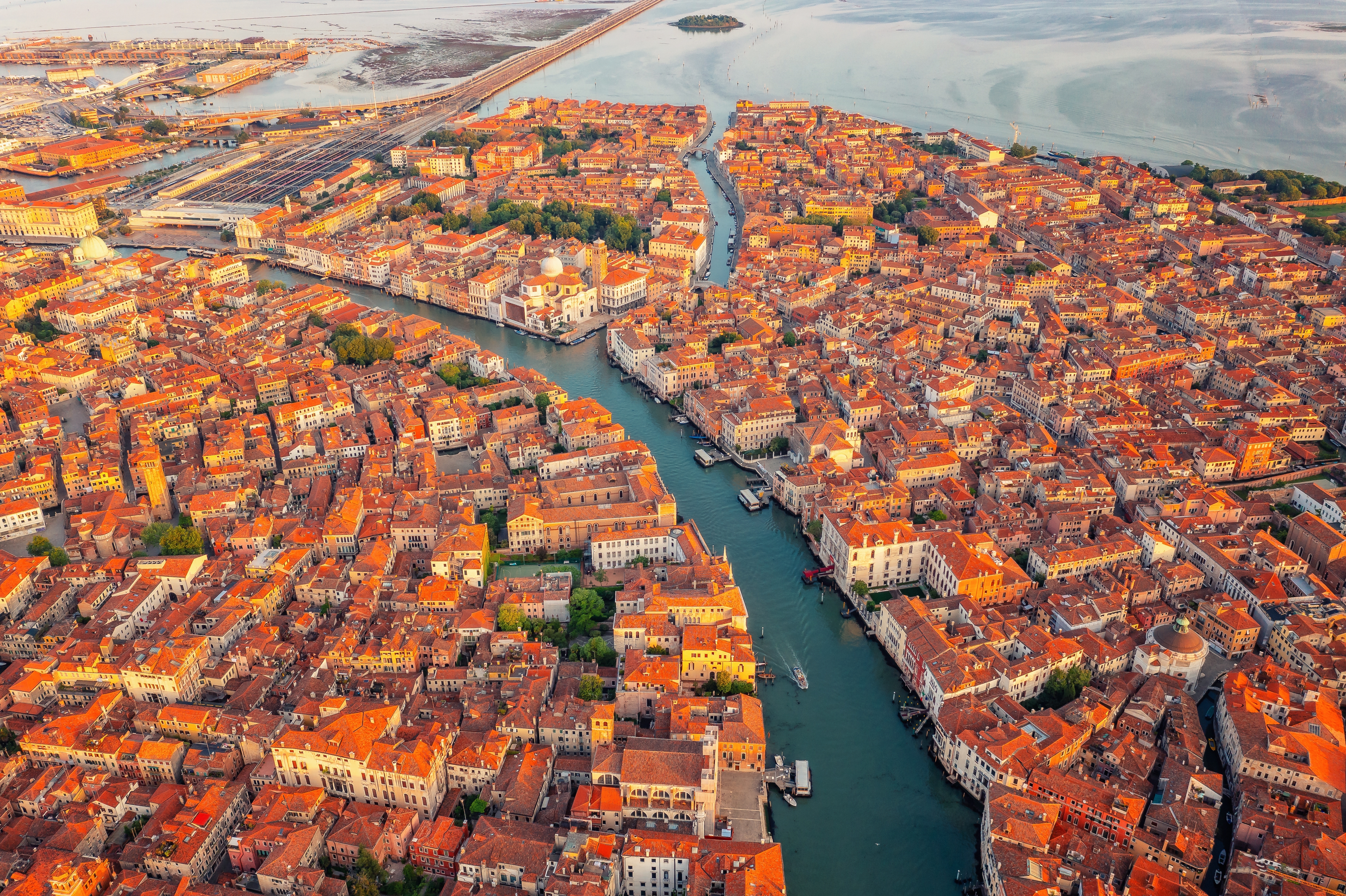 Luftbillede af Santa Maria della Salute basilika og Venedigs kanalsystem
